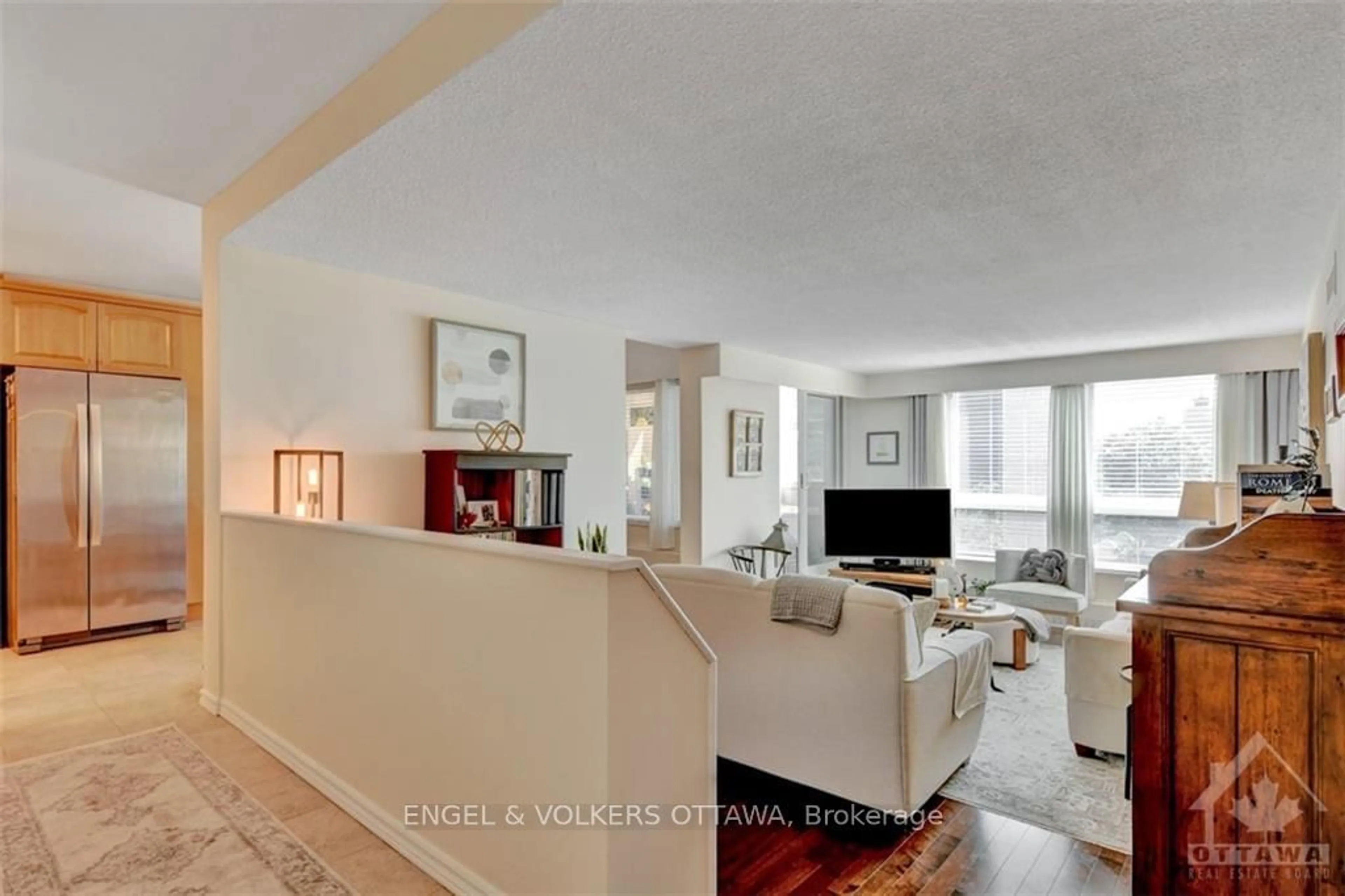 Living room, wood floors for 373 LAURIER Ave #404, Lower Town - Sandy Hill Ontario K1N 8X6