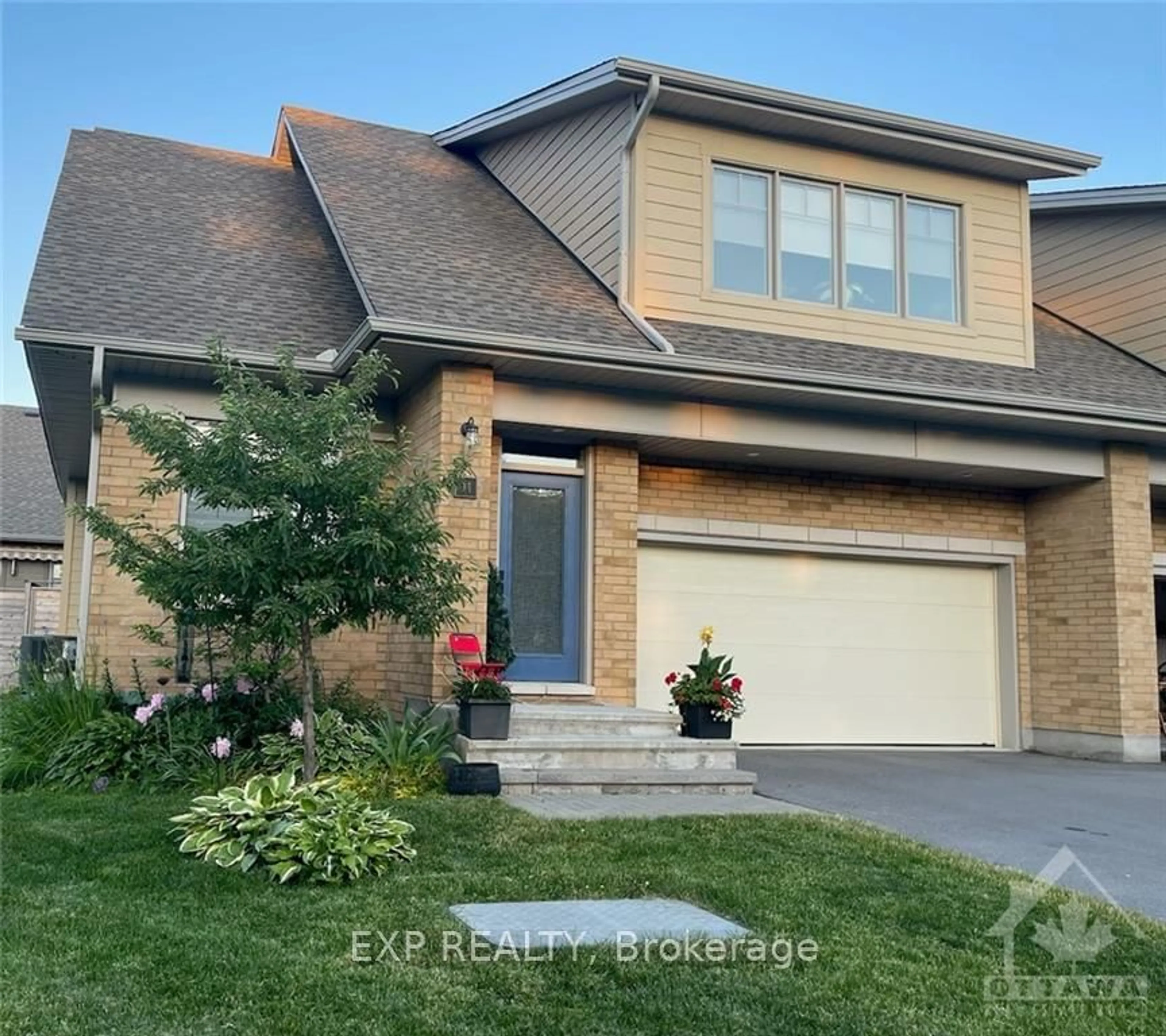 Frontside or backside of a home, the street view for 11 LEEMING Dr, Crystal Bay - Rocky Point - Bayshore Ontario K2H 0C3