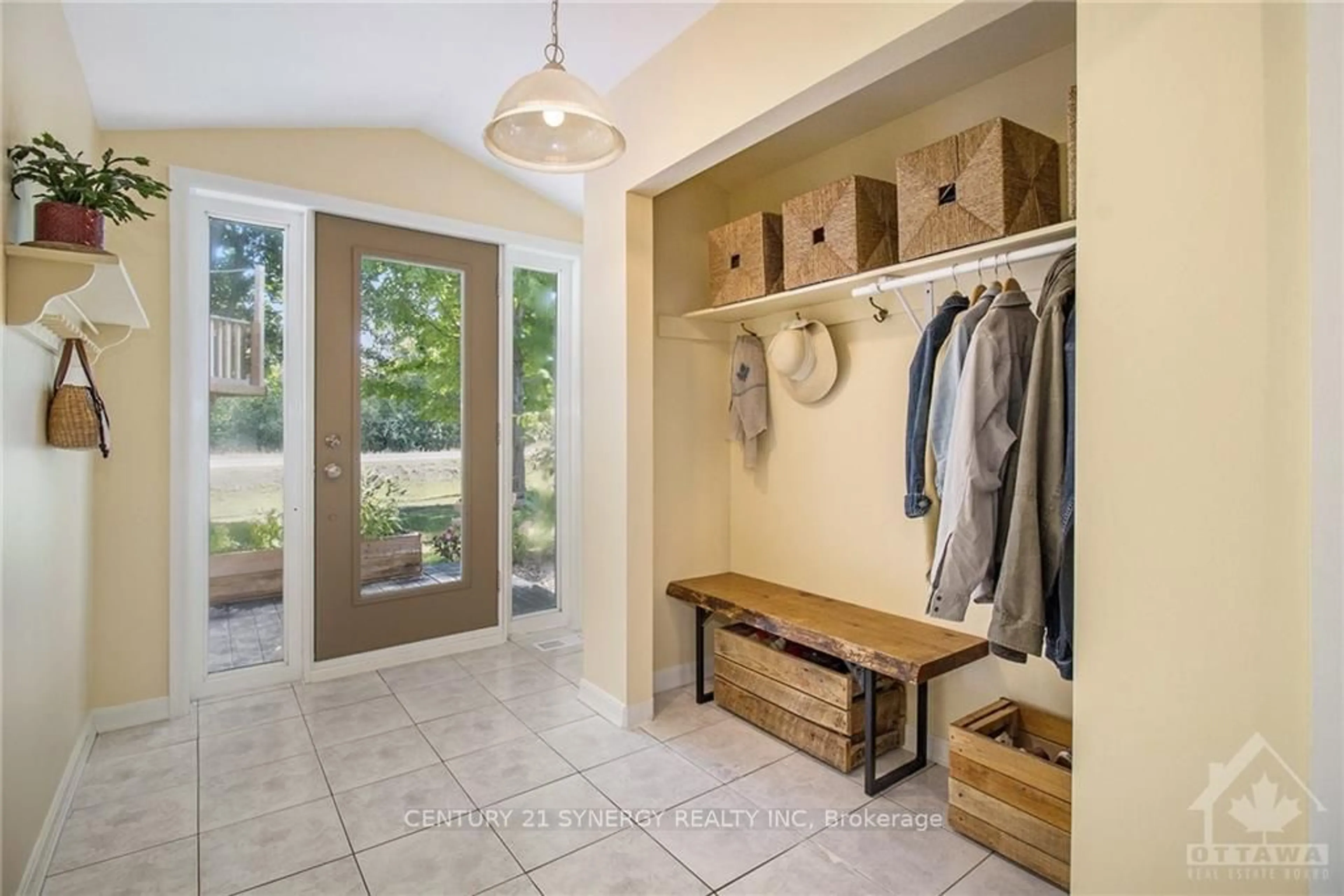 Indoor entryway, wood floors for 1844 SOUTH RUSSELL Rd, Russell Ontario K4R 1E5