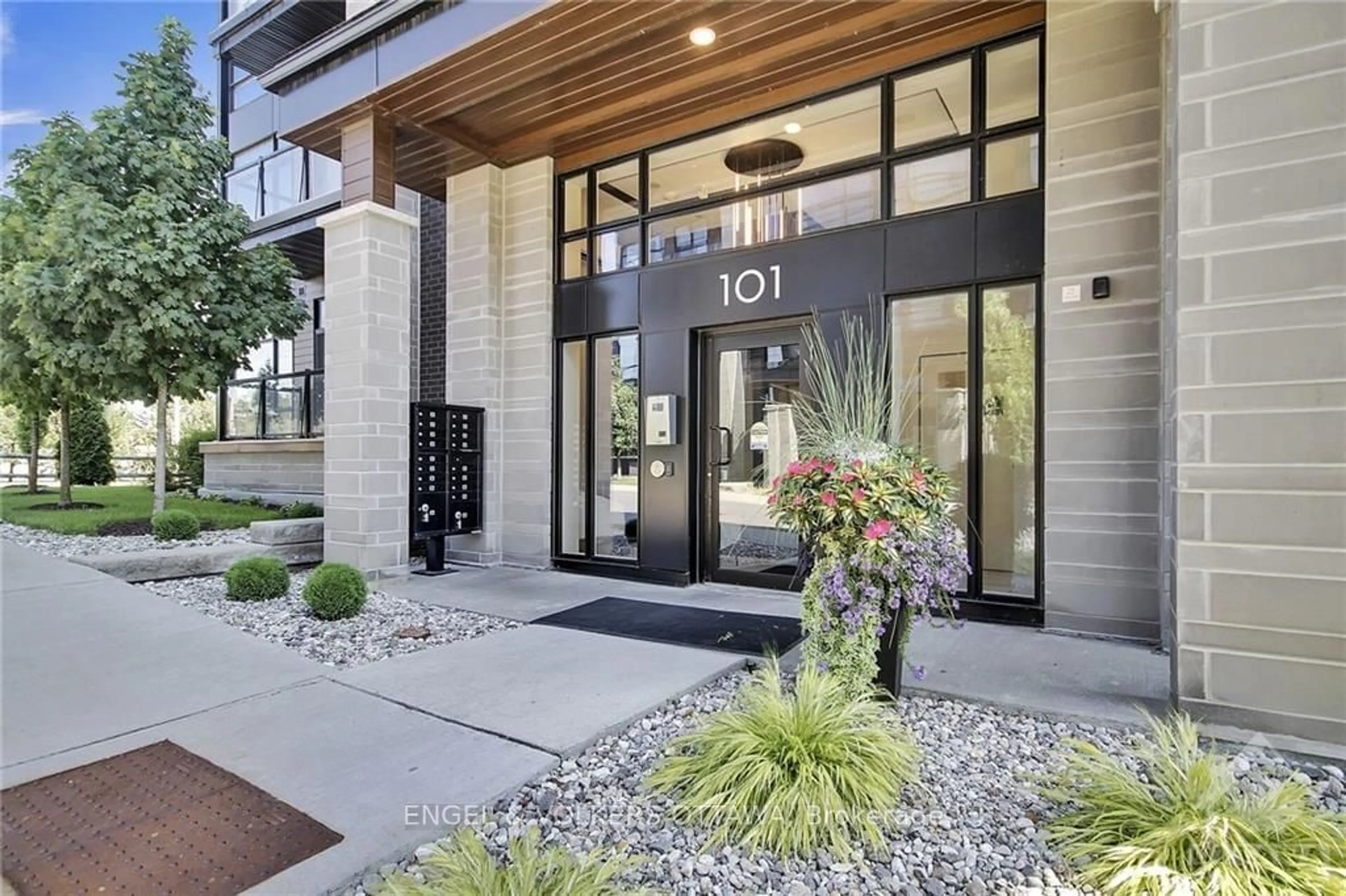 Indoor entryway, wood floors for 101 CORTILE #402, Blossom Park - Airport and Area Ontario K1V 2S8