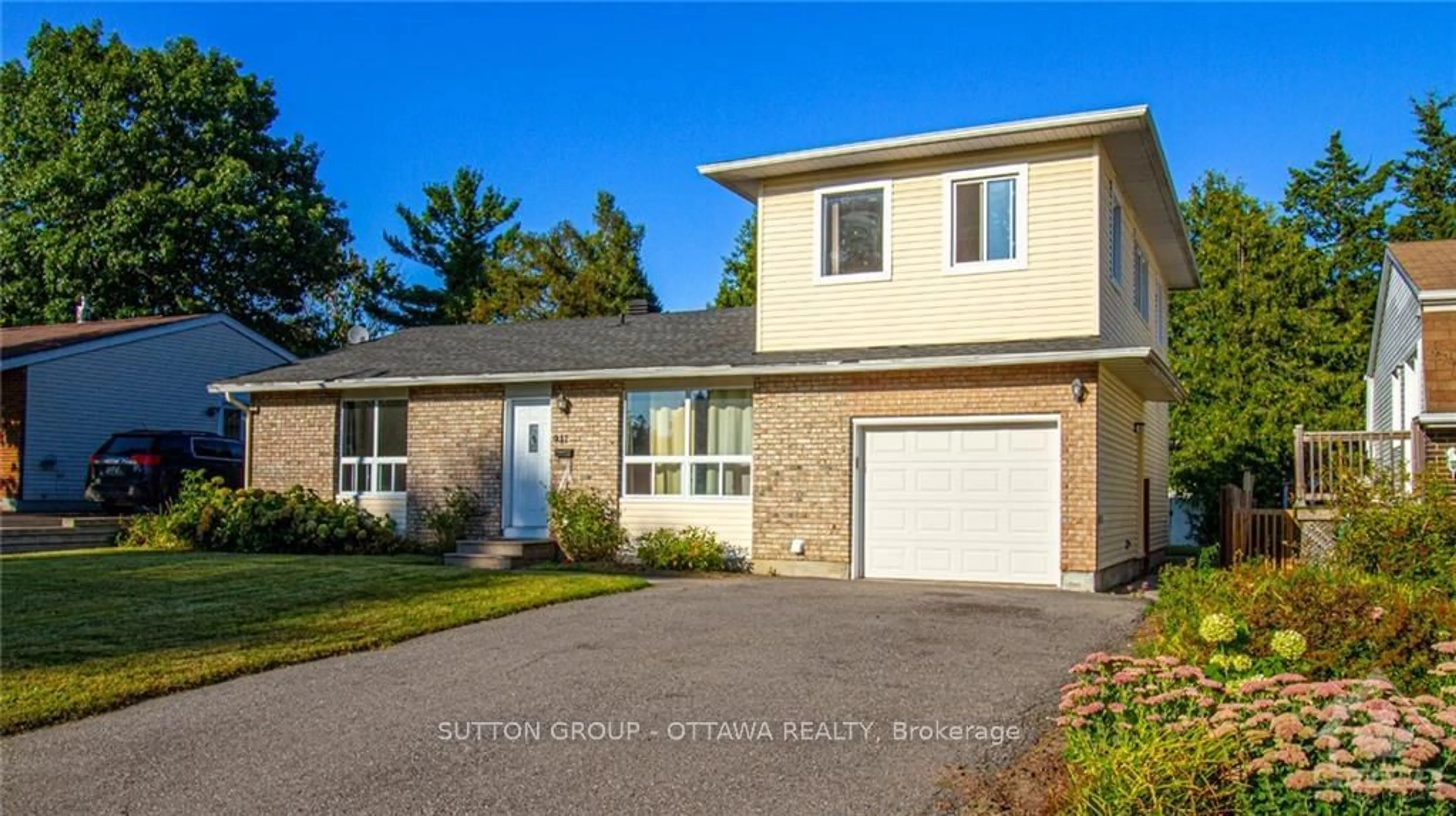 Frontside or backside of a home, cottage for 941 CHARLTON Dr, Overbook - Castleheights and Area Ontario K1K 3Z4