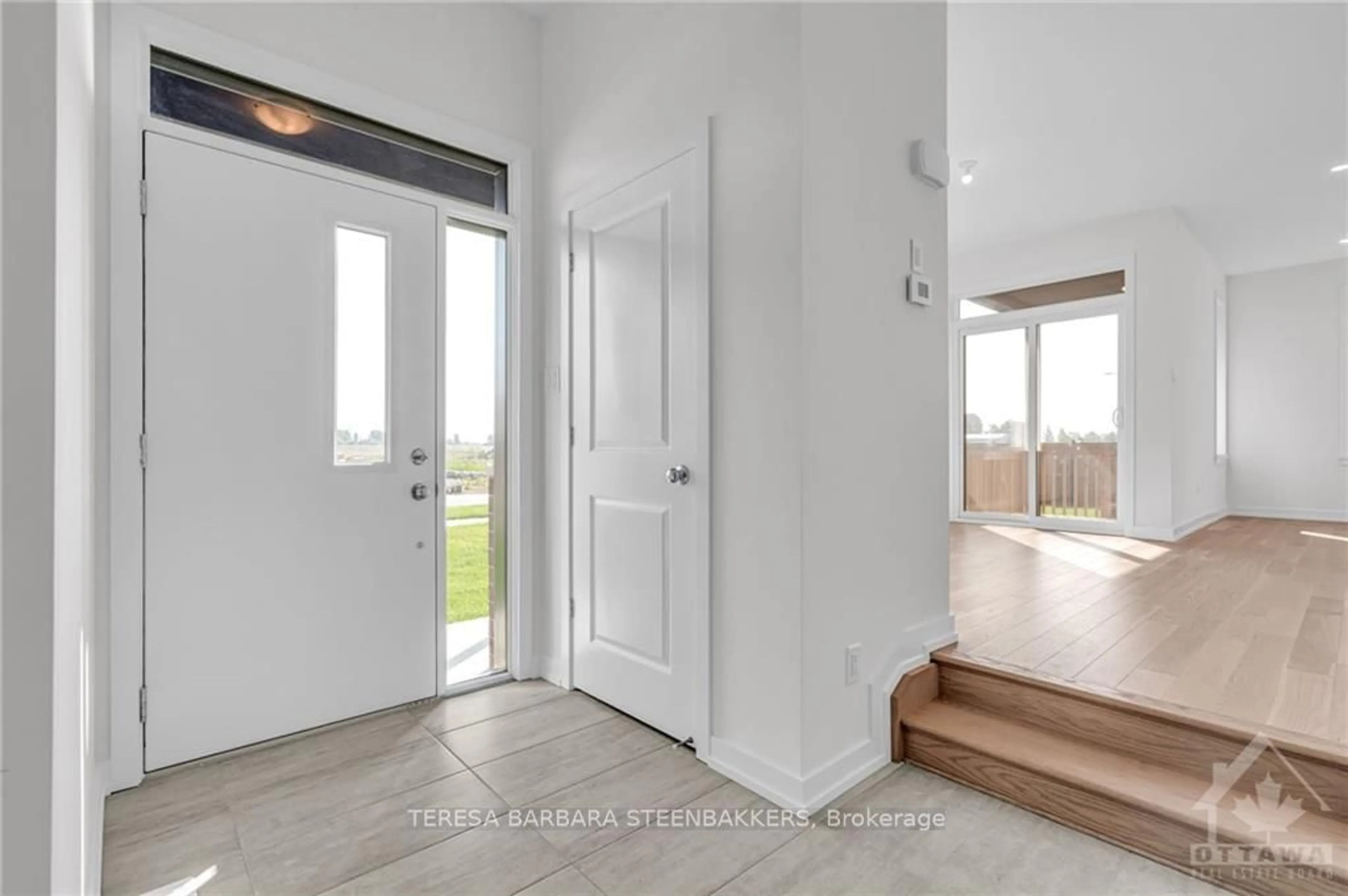 Indoor entryway, wood floors for 995 ACOUSTIC Way, Blossom Park - Airport and Area Ontario K4M 0Y2