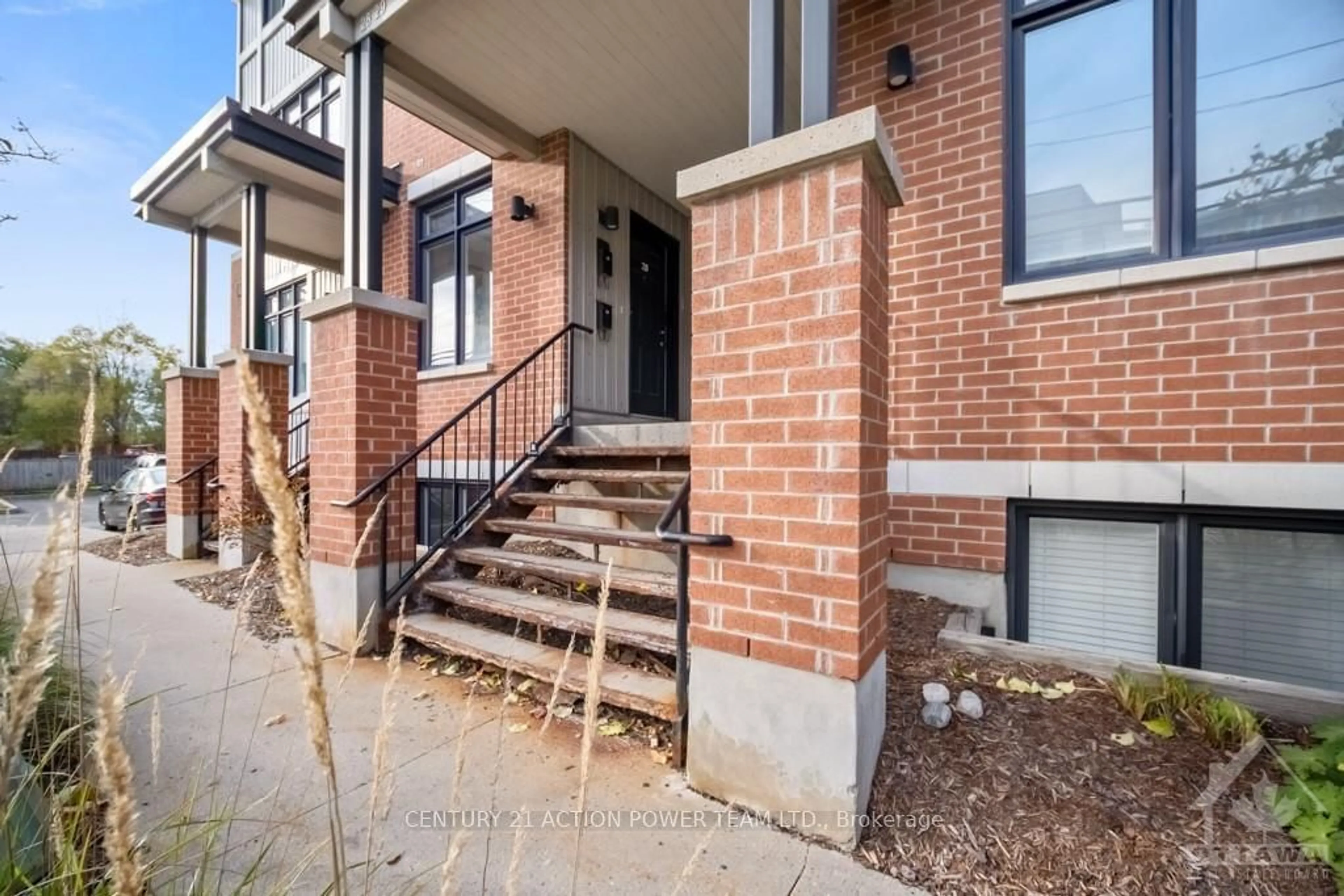 A pic from exterior of the house or condo, the street view for 799 MONTREAL Rd #28, Manor Park - Cardinal Glen and Area Ontario K1K 0S9