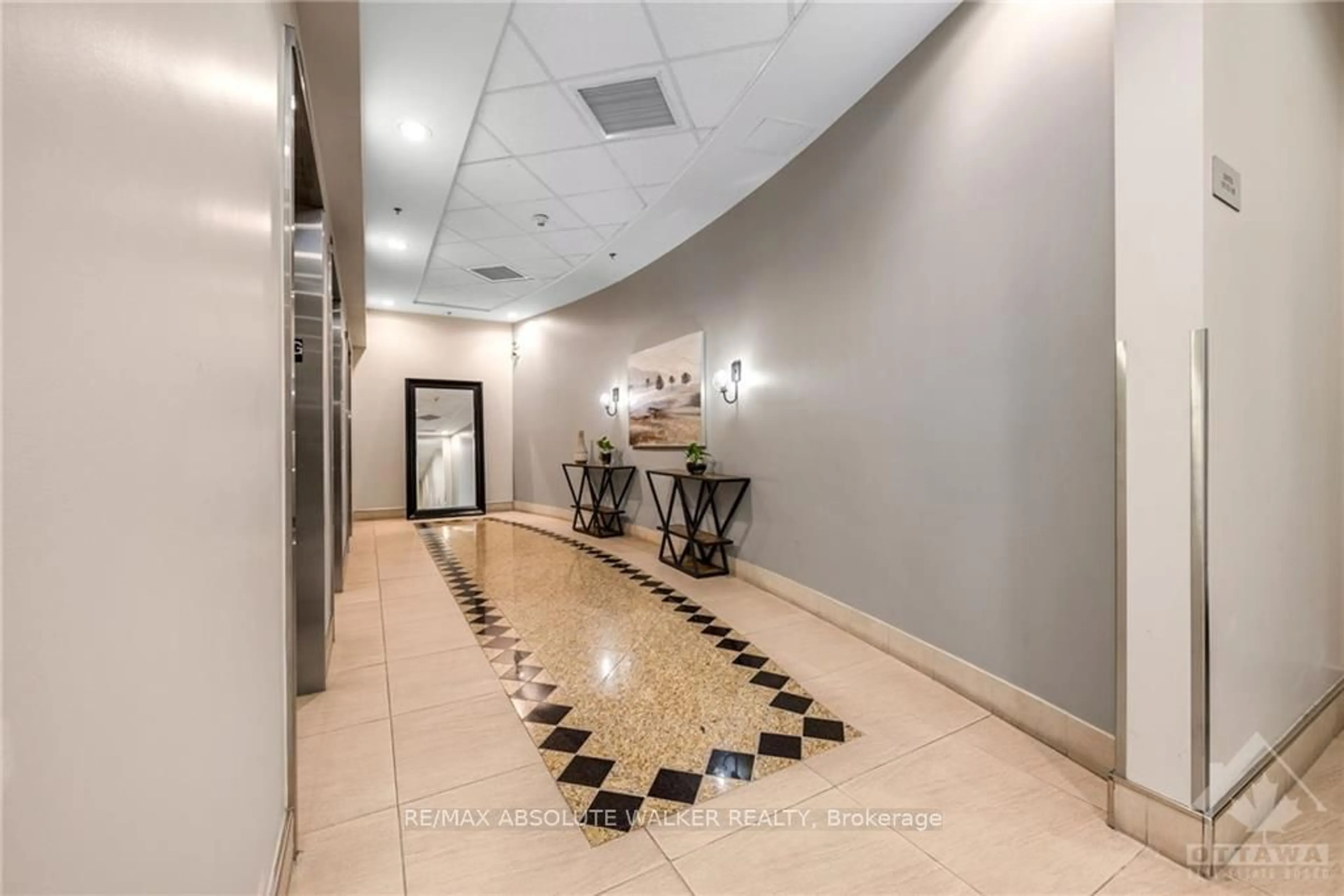 Indoor foyer, ceramic floors for 90 LANDRY St #206, Vanier and Kingsview Park Ontario K1L 0A9