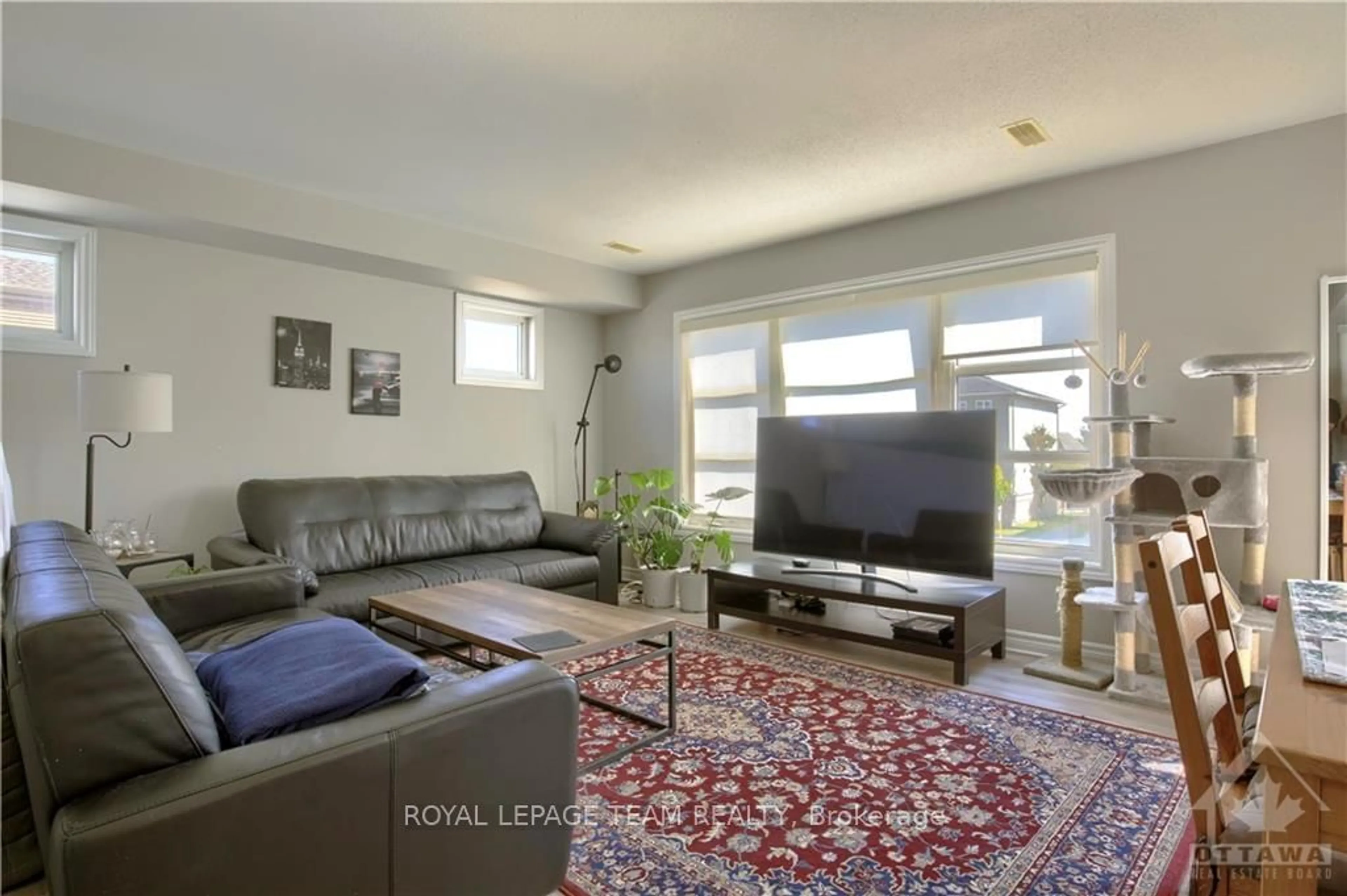 Living room, wood floors for 757 CHAPMAN MILLS Dr, Barrhaven Ontario K2J 3V1