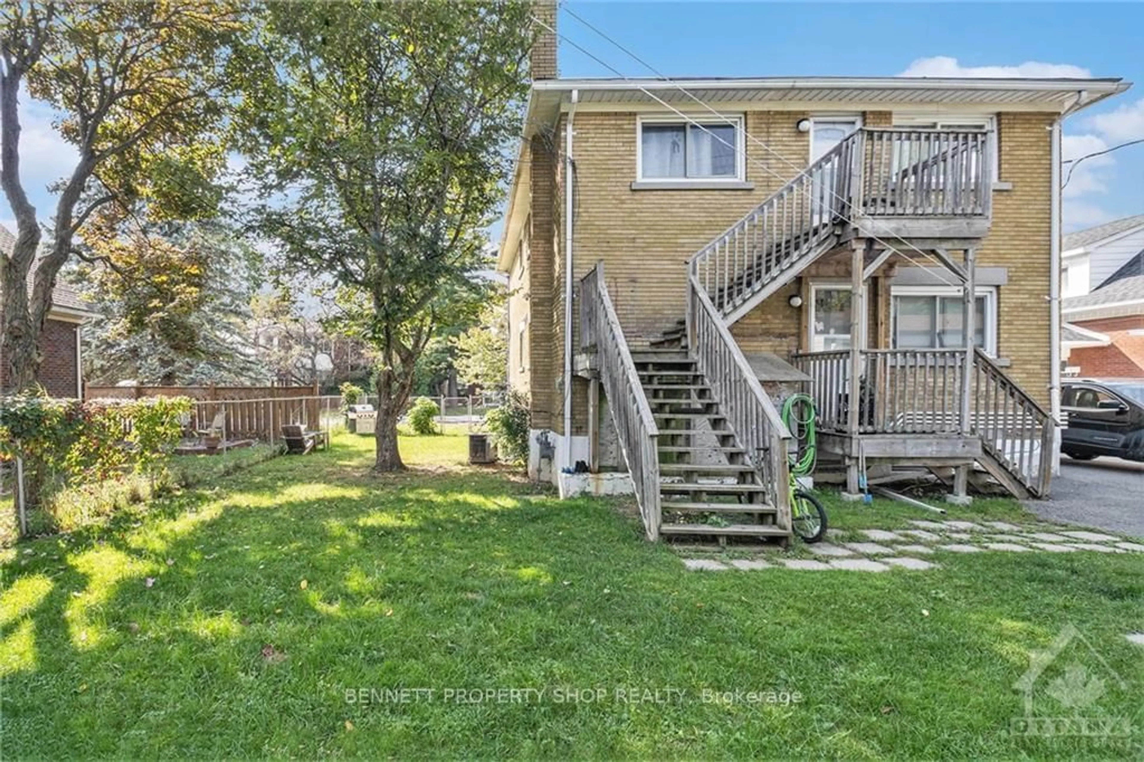 A pic from exterior of the house or condo, the fenced backyard for 713 MORGAN St, Vanier and Kingsview Park Ontario K1K 3M3