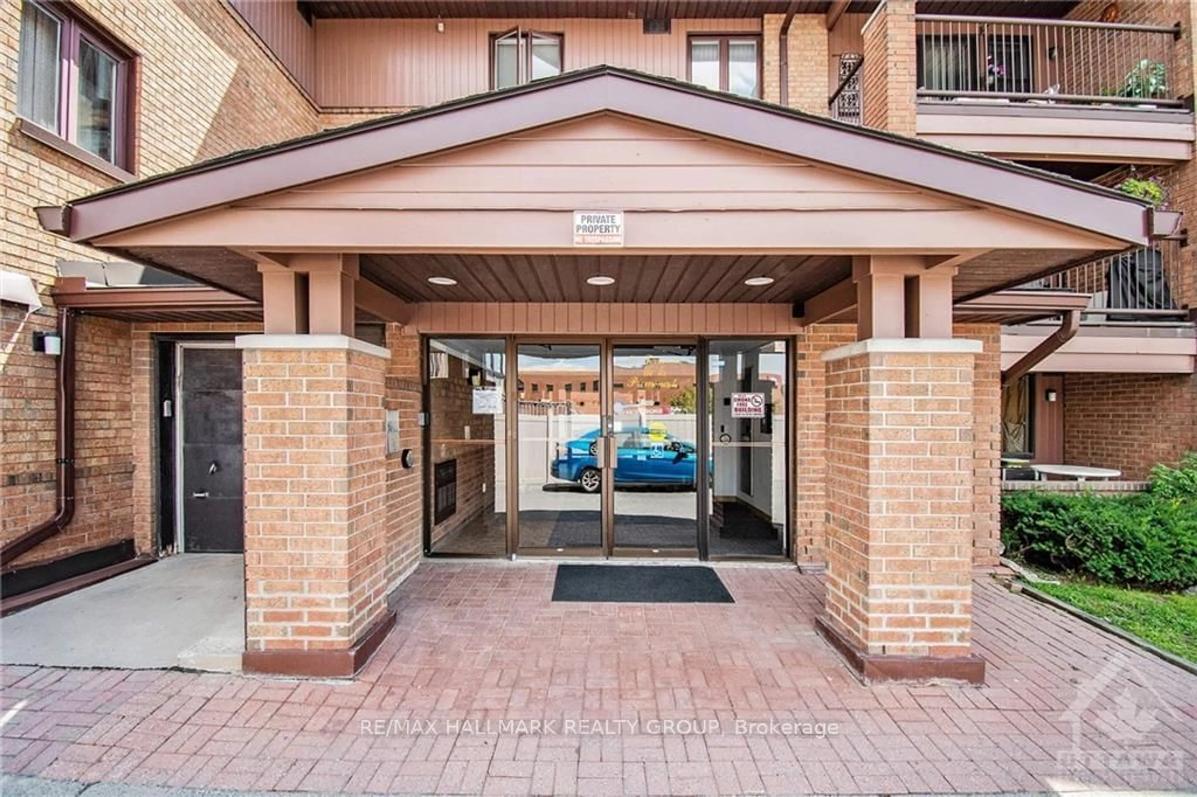 Indoor or outdoor pool for 316 SAVARD Ave #110, Vanier and Kingsview Park Ontario K1L 7S2