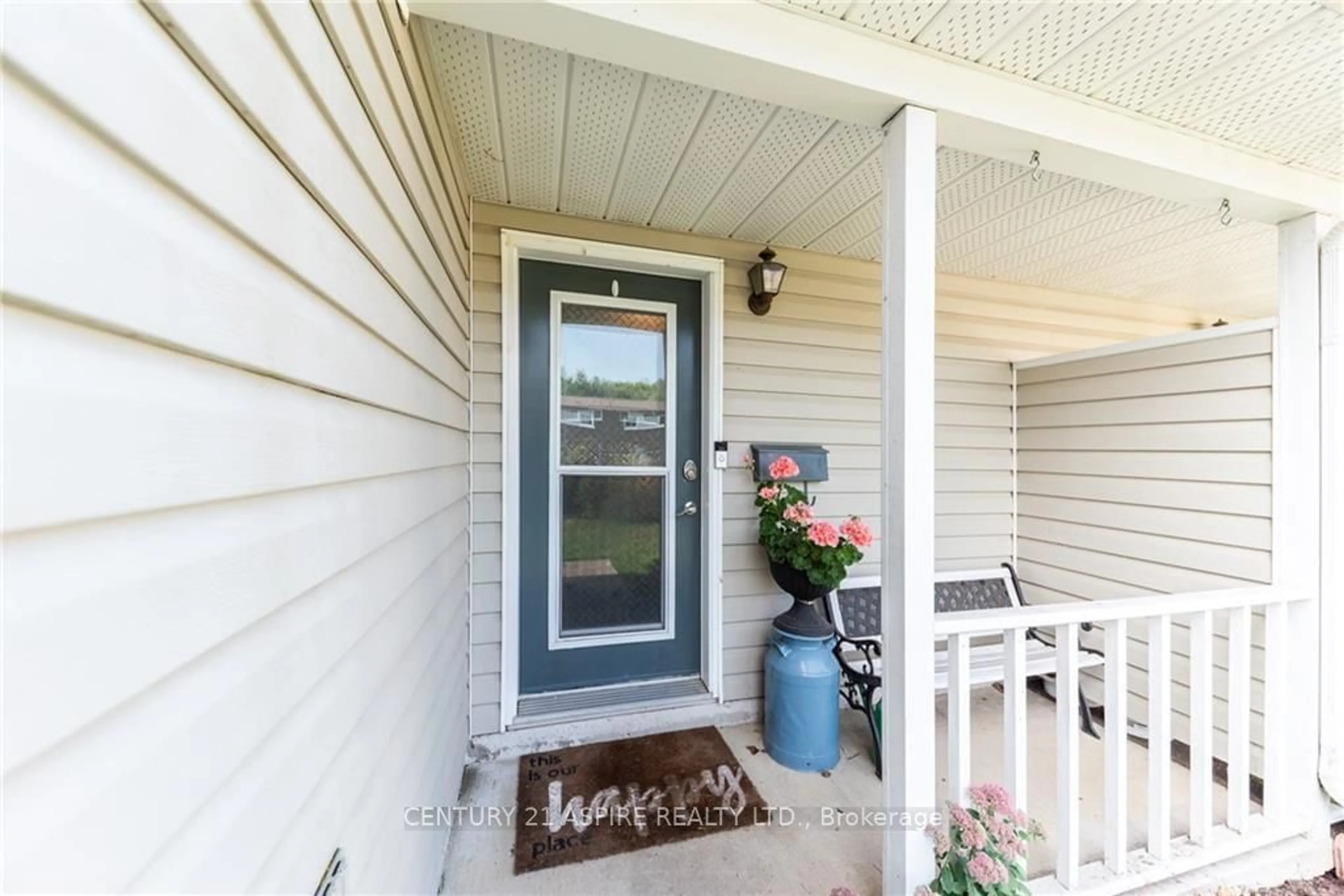 Indoor entryway for 327 AIRTH Blvd, Renfrew Ontario K7V 4B6