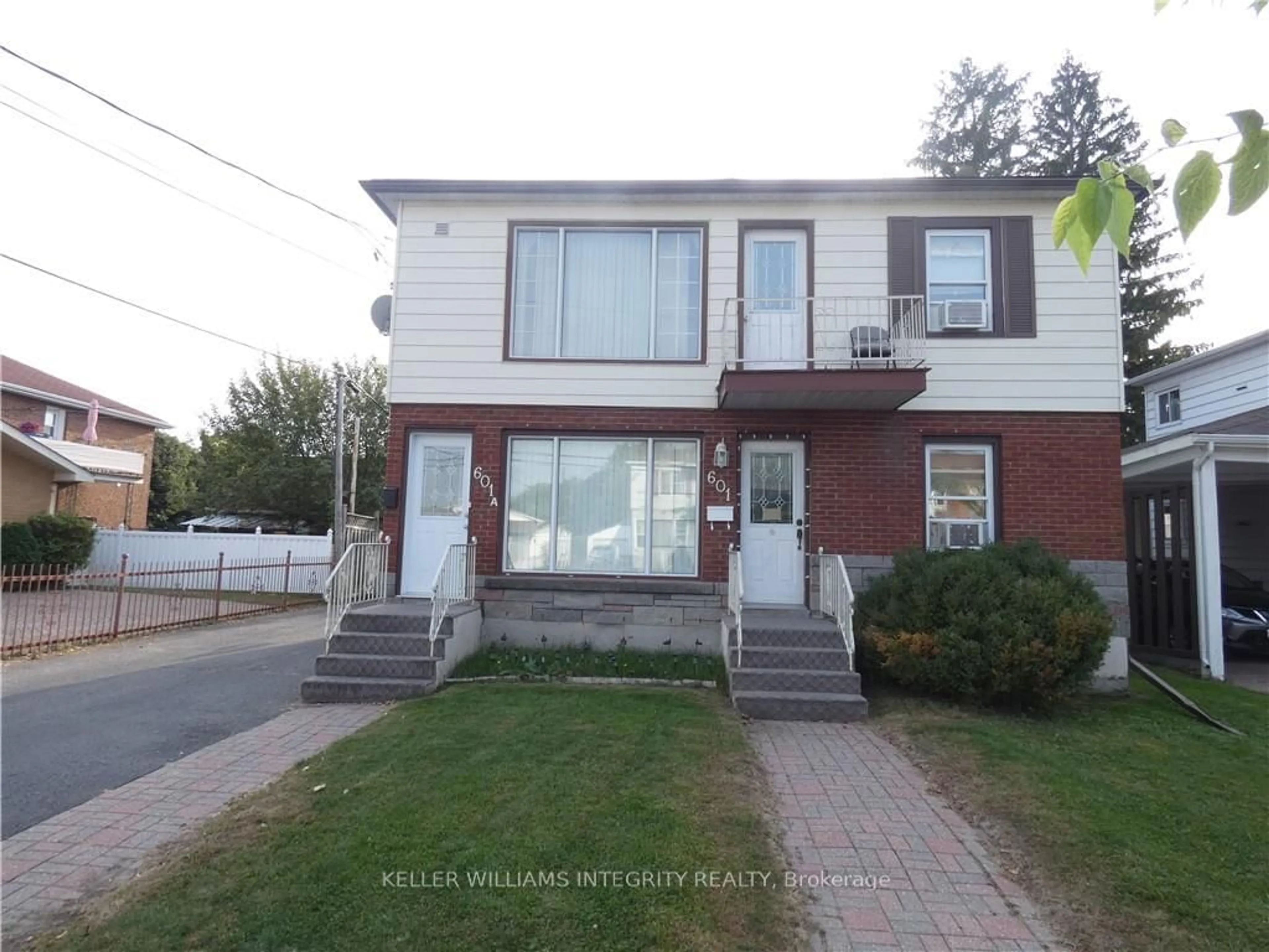 Frontside or backside of a home, the street view for 601-601 ST FELIX St, Cornwall Ontario K6H 5B4