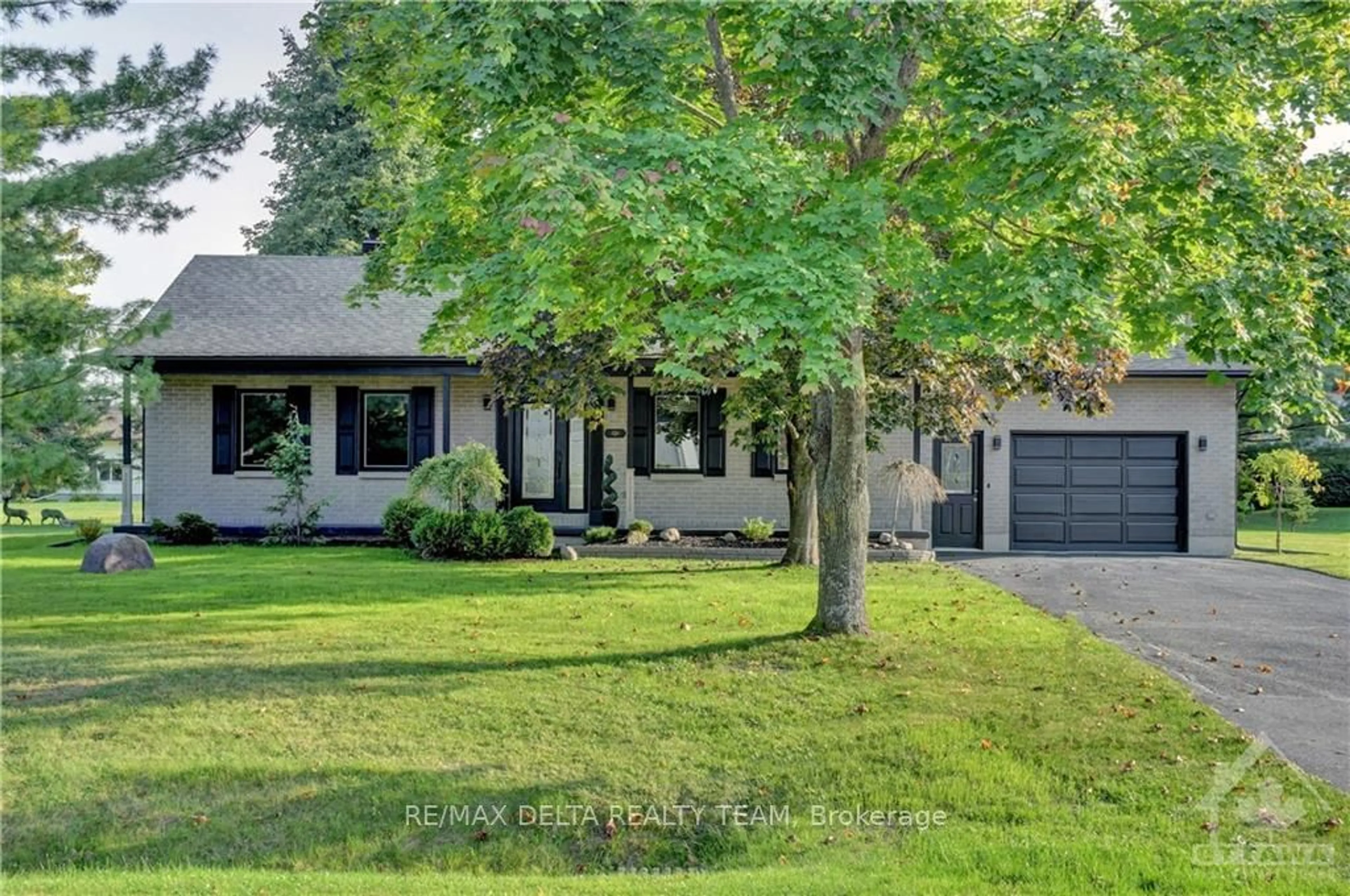 Frontside or backside of a home, cottage for 8 VAUDREUIL St, Clarence-Rockland Ontario K4K 1K7