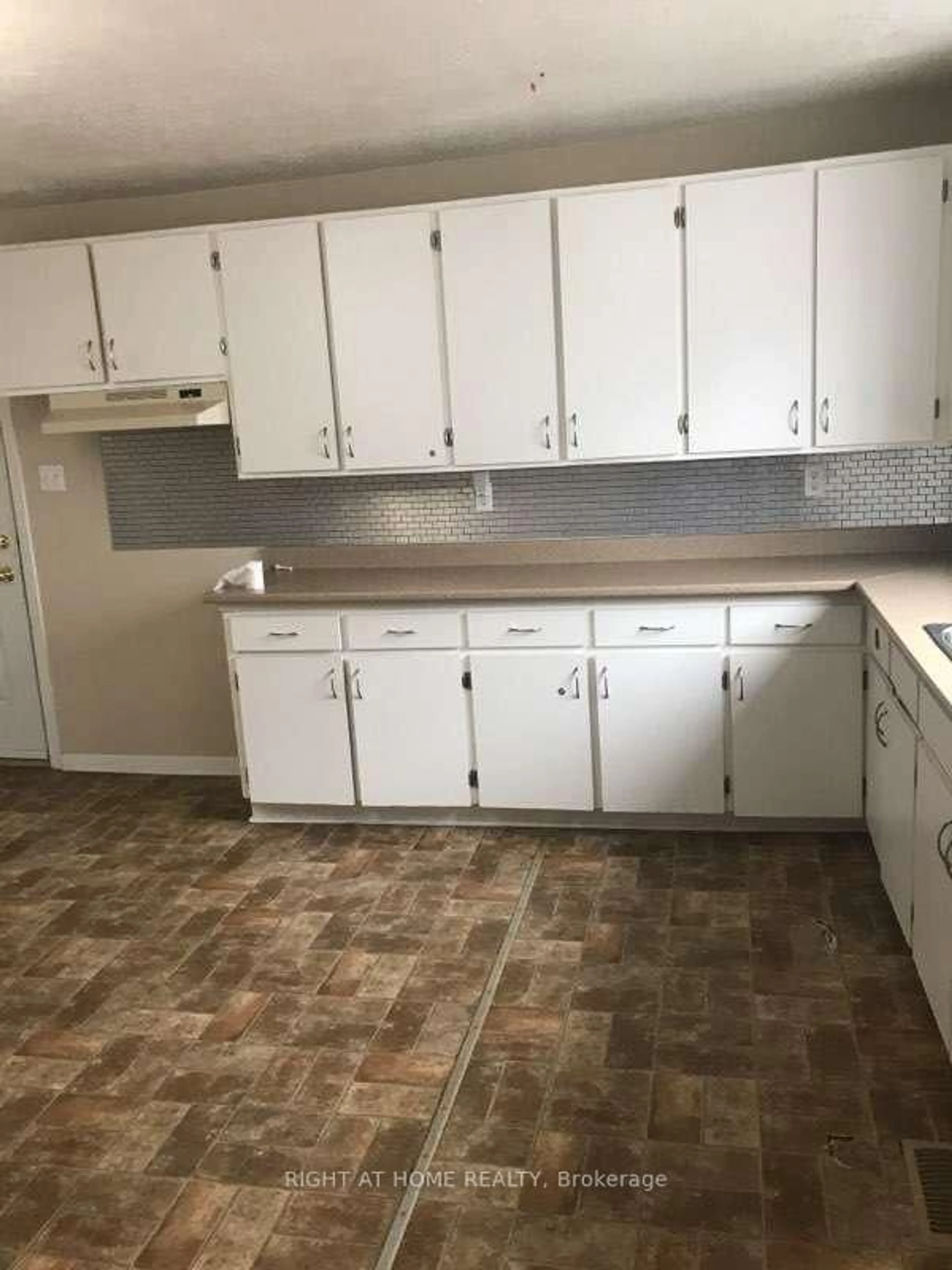 Standard kitchen, ceramic/tile floor for 488 REGENT St, Hawkesbury Ontario K6A 1G3
