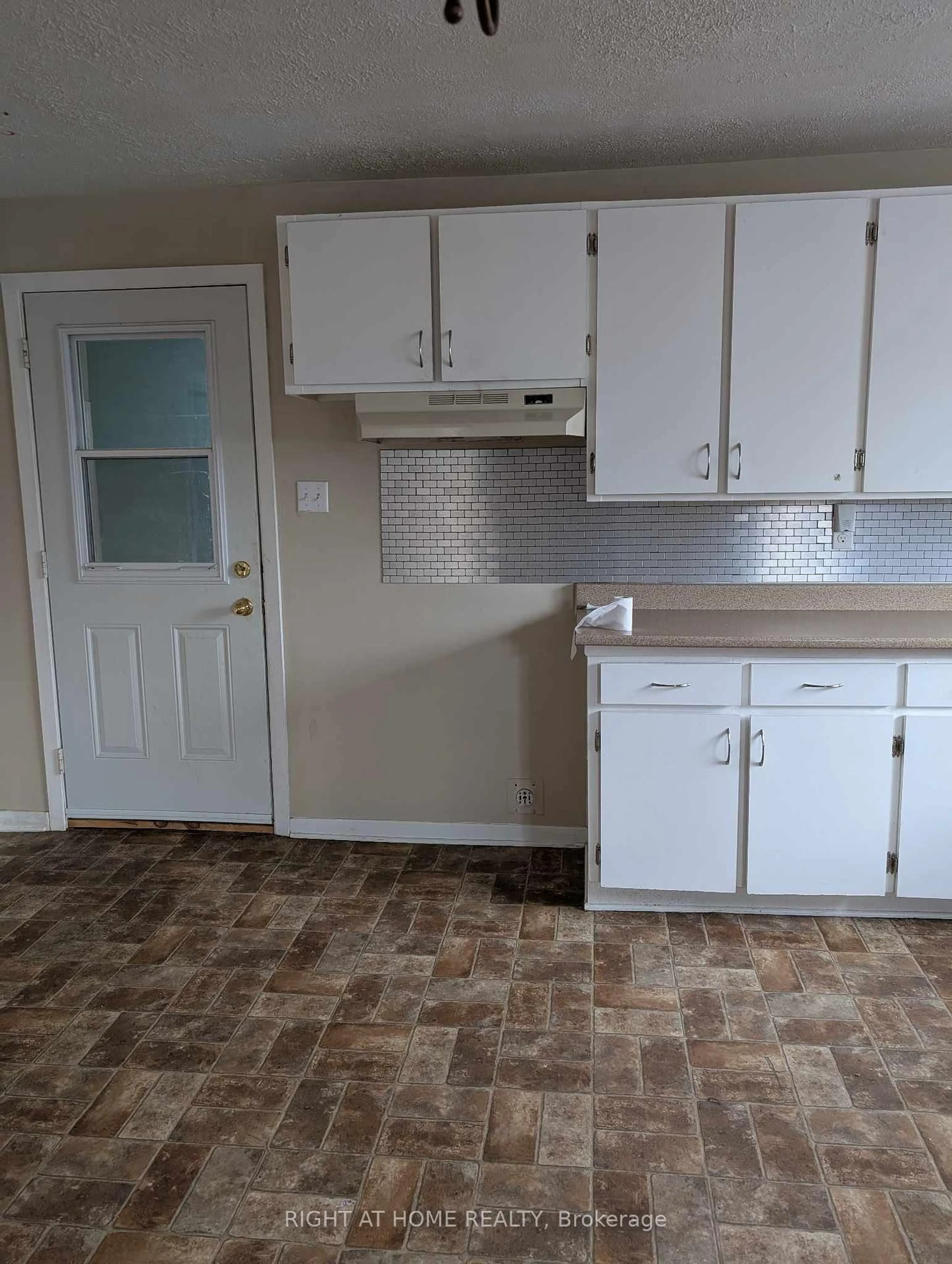 Standard kitchen, unknown for 488 REGENT St, Hawkesbury Ontario K6A 1G3