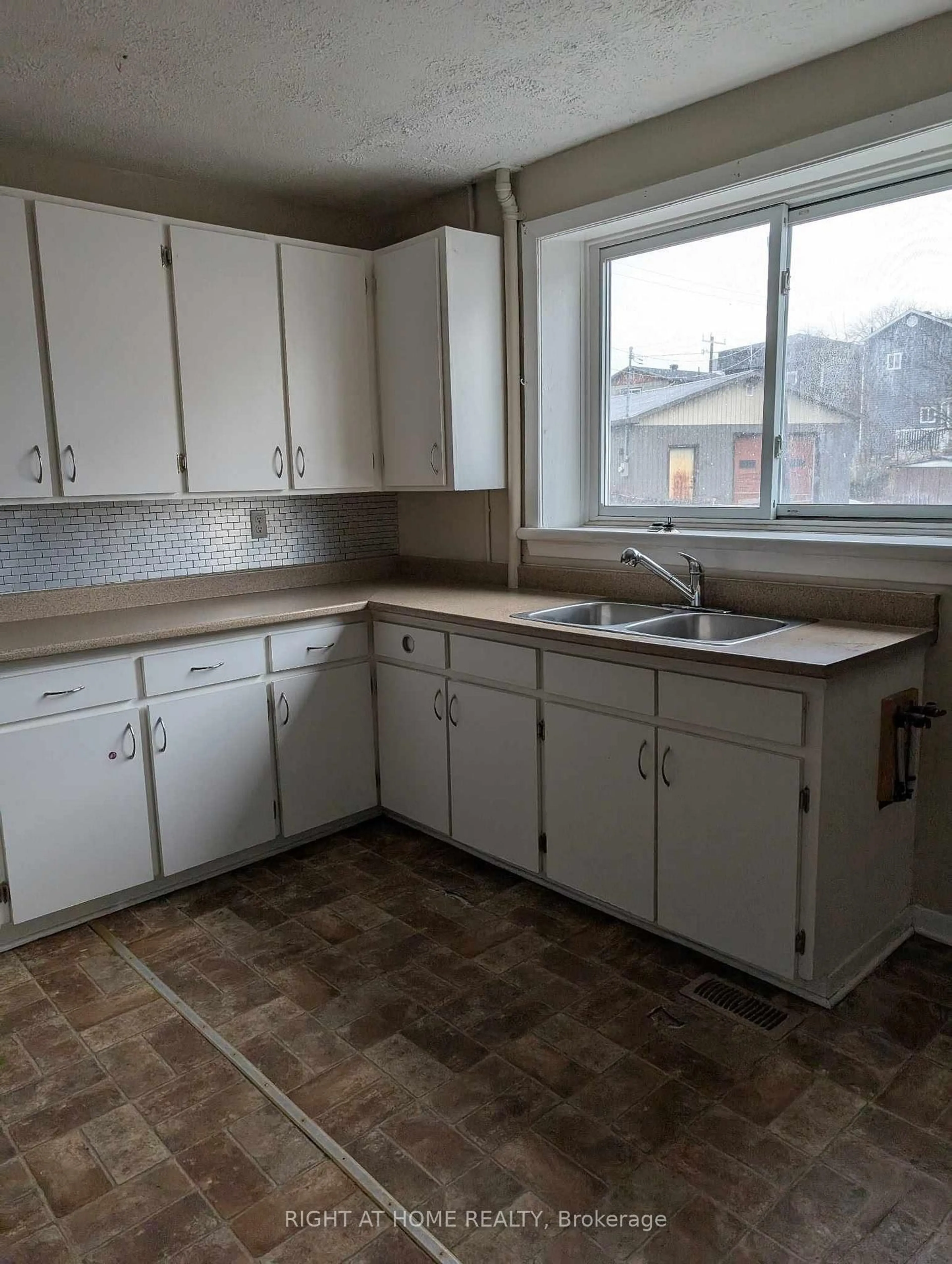 Standard kitchen, unknown for 488 REGENT St, Hawkesbury Ontario K6A 1G3