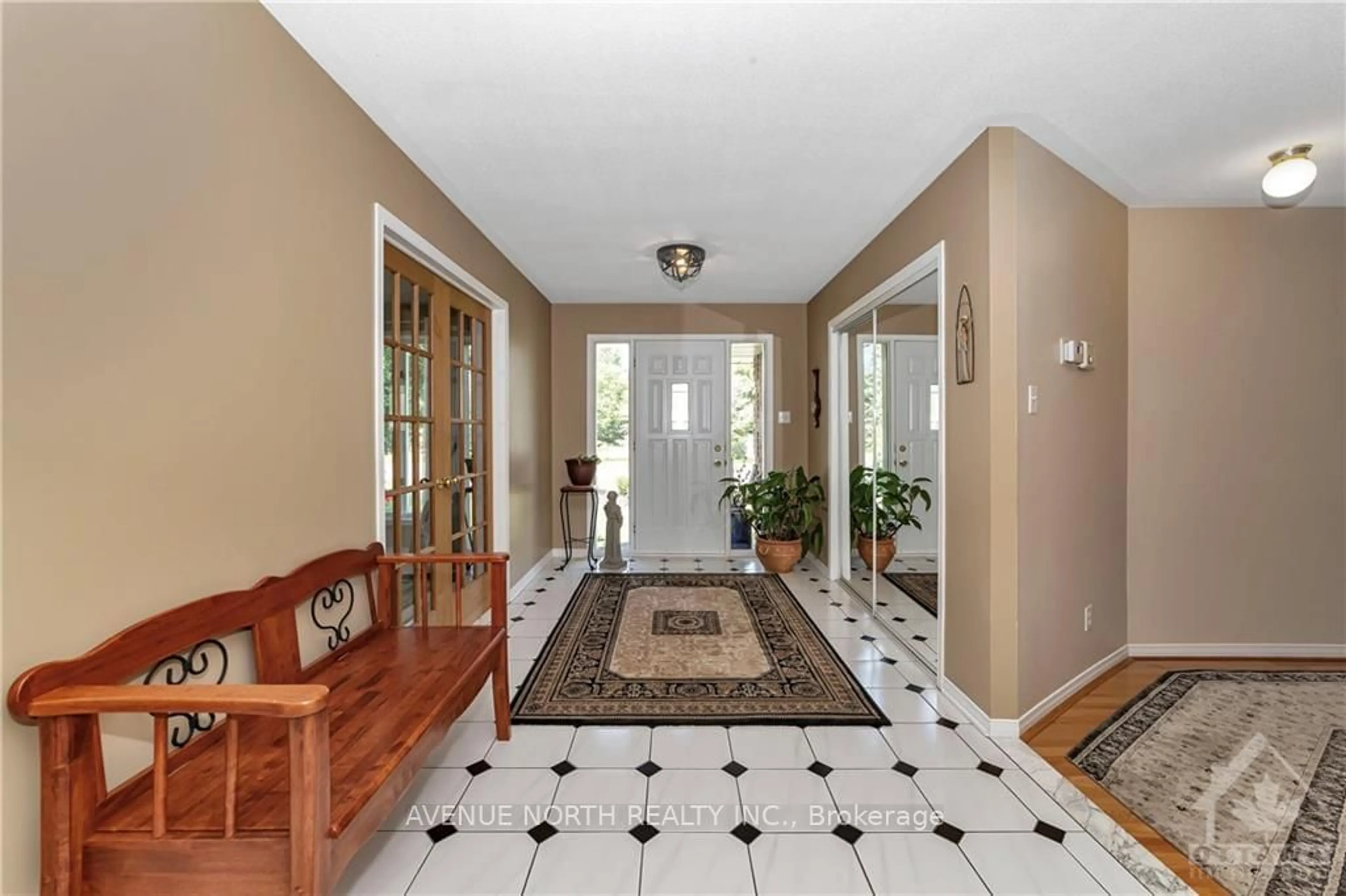 Indoor foyer, wood floors for 1960 HORIZON Dr, Orleans - Cumberland and Area Ontario K0A 3H0