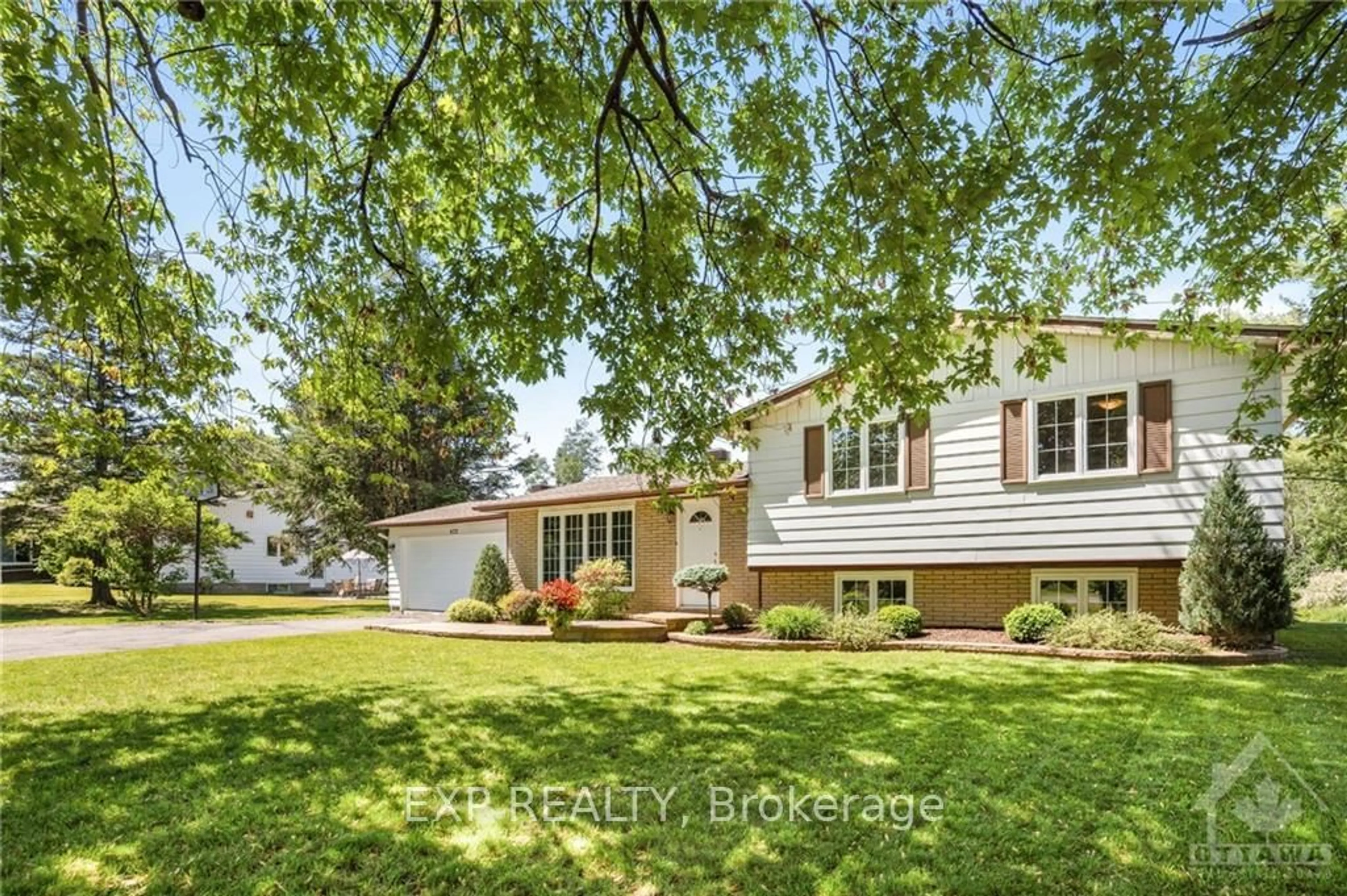 Frontside or backside of a home, the street view for 472 FRONT Rd, Champlain Ontario K0B 1K0