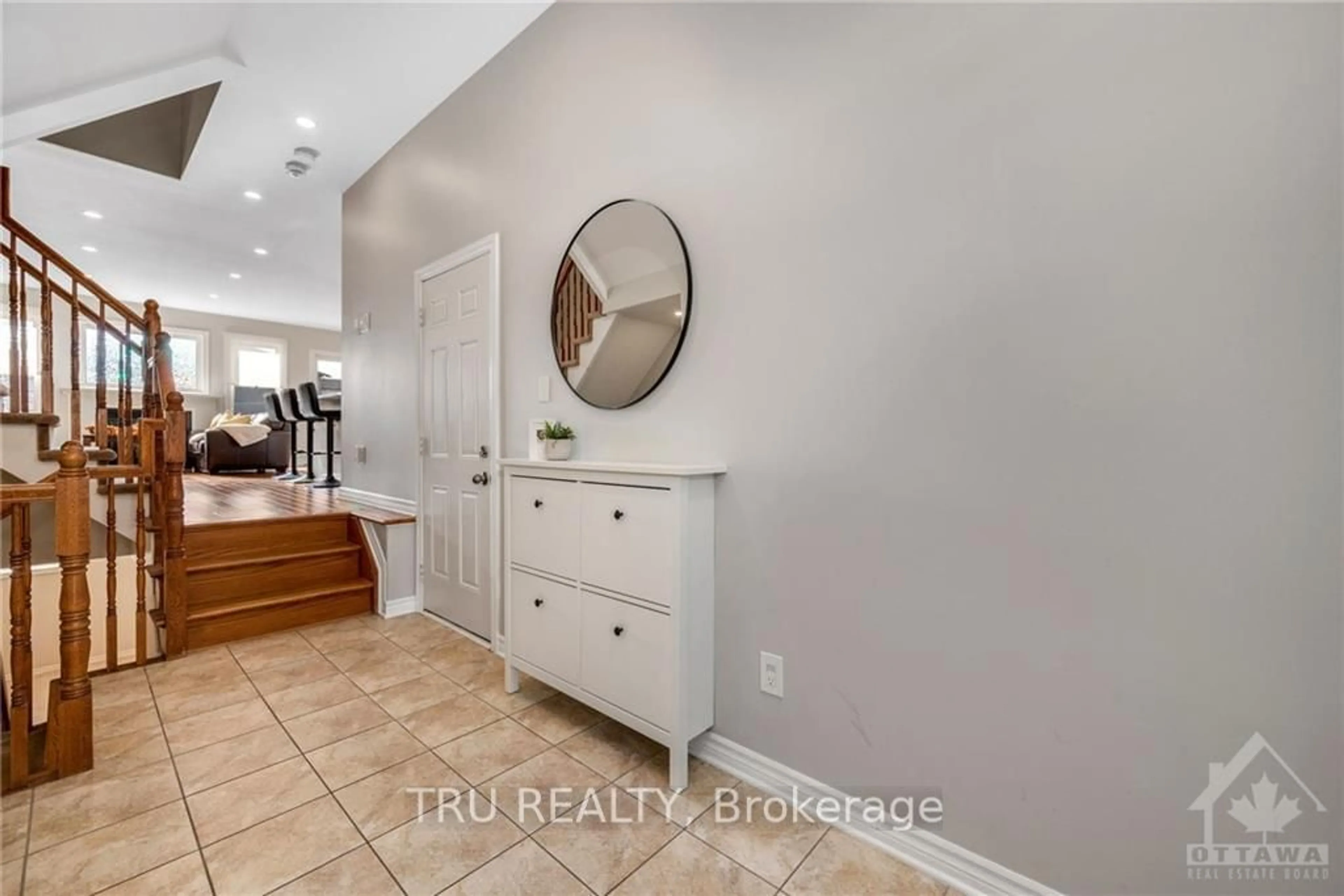 Indoor entryway, wood floors for 960 LINARIA Walk, Orleans - Cumberland and Area Ontario K4A 0H9