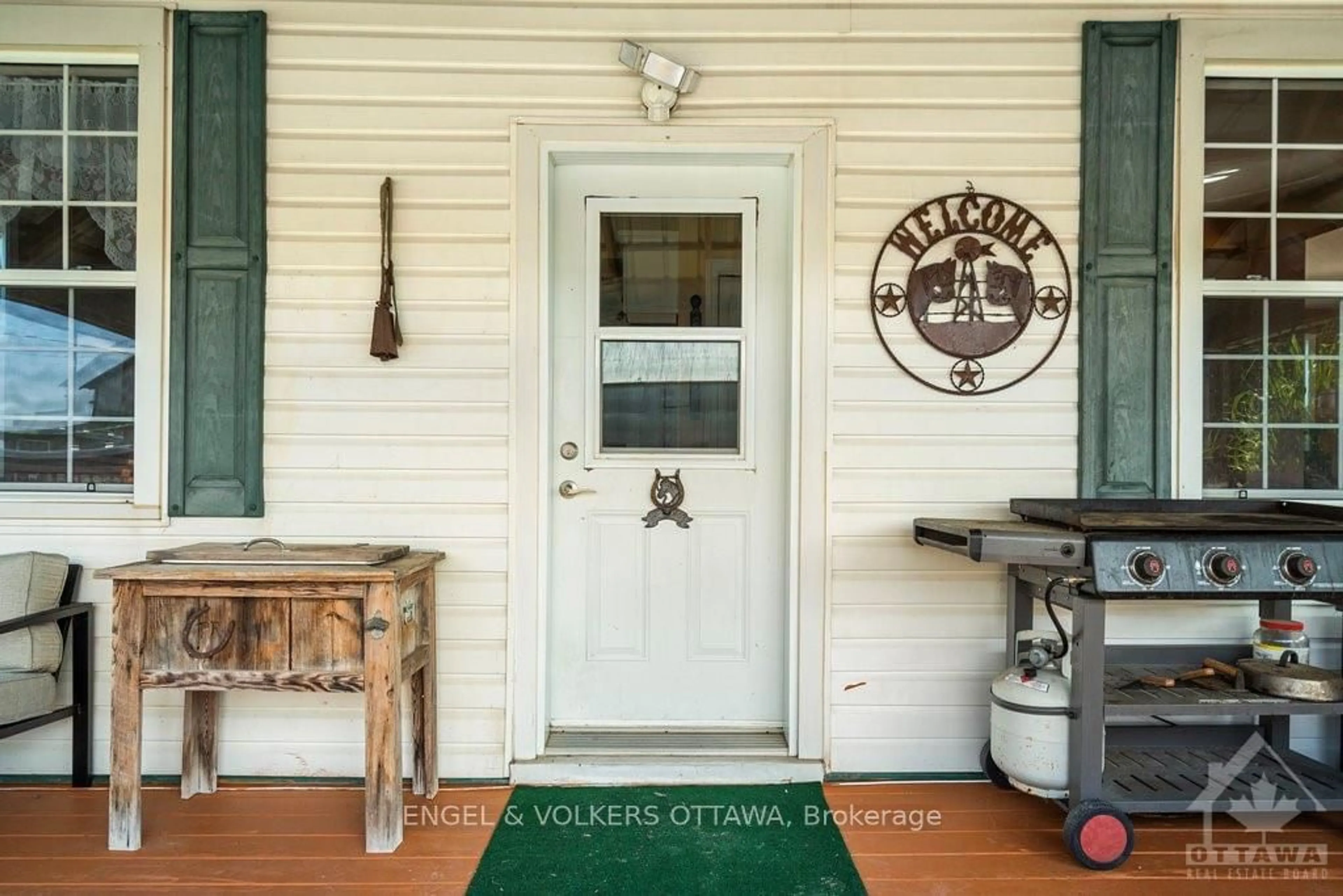 Indoor entryway, wood floors for 12420 ORMOND Rd, North Dundas Ontario K0C 2K0