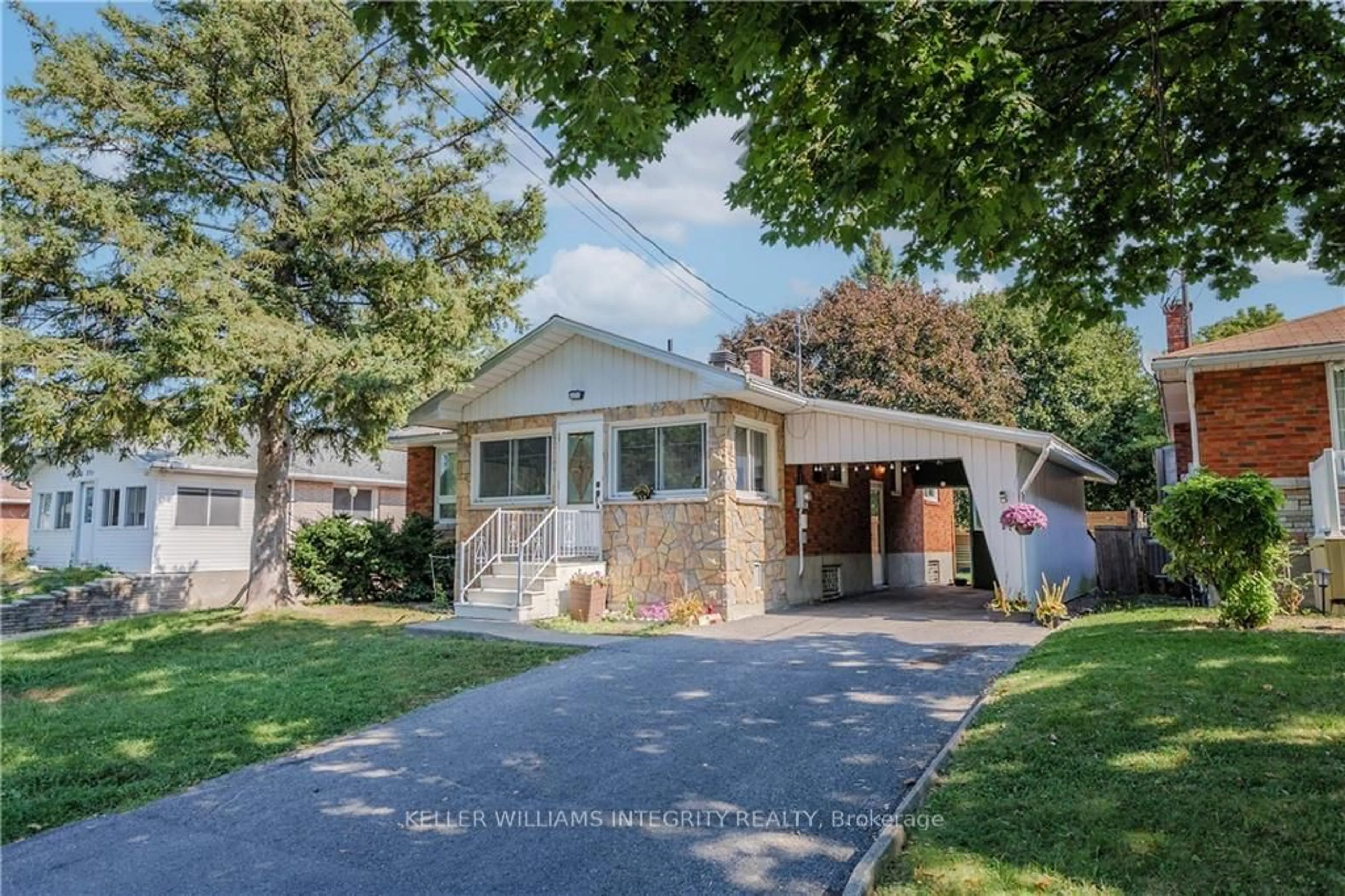 A pic from exterior of the house or condo, the street view for 227 GARDNER Ave, Cornwall Ontario K6H 5H7