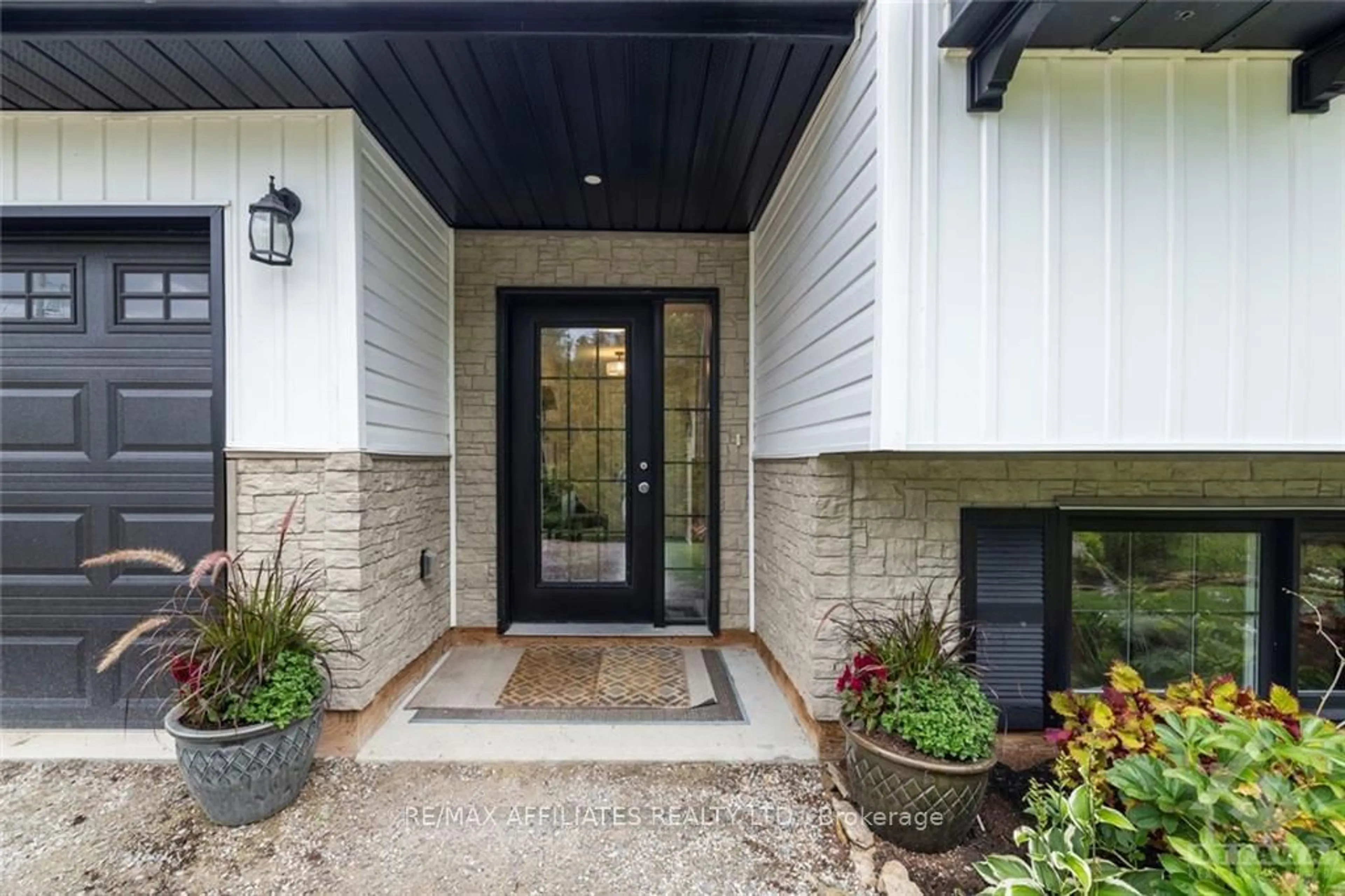 Indoor entryway, wood floors for 486 CODE Dr, Montague Ontario K7A 4S6