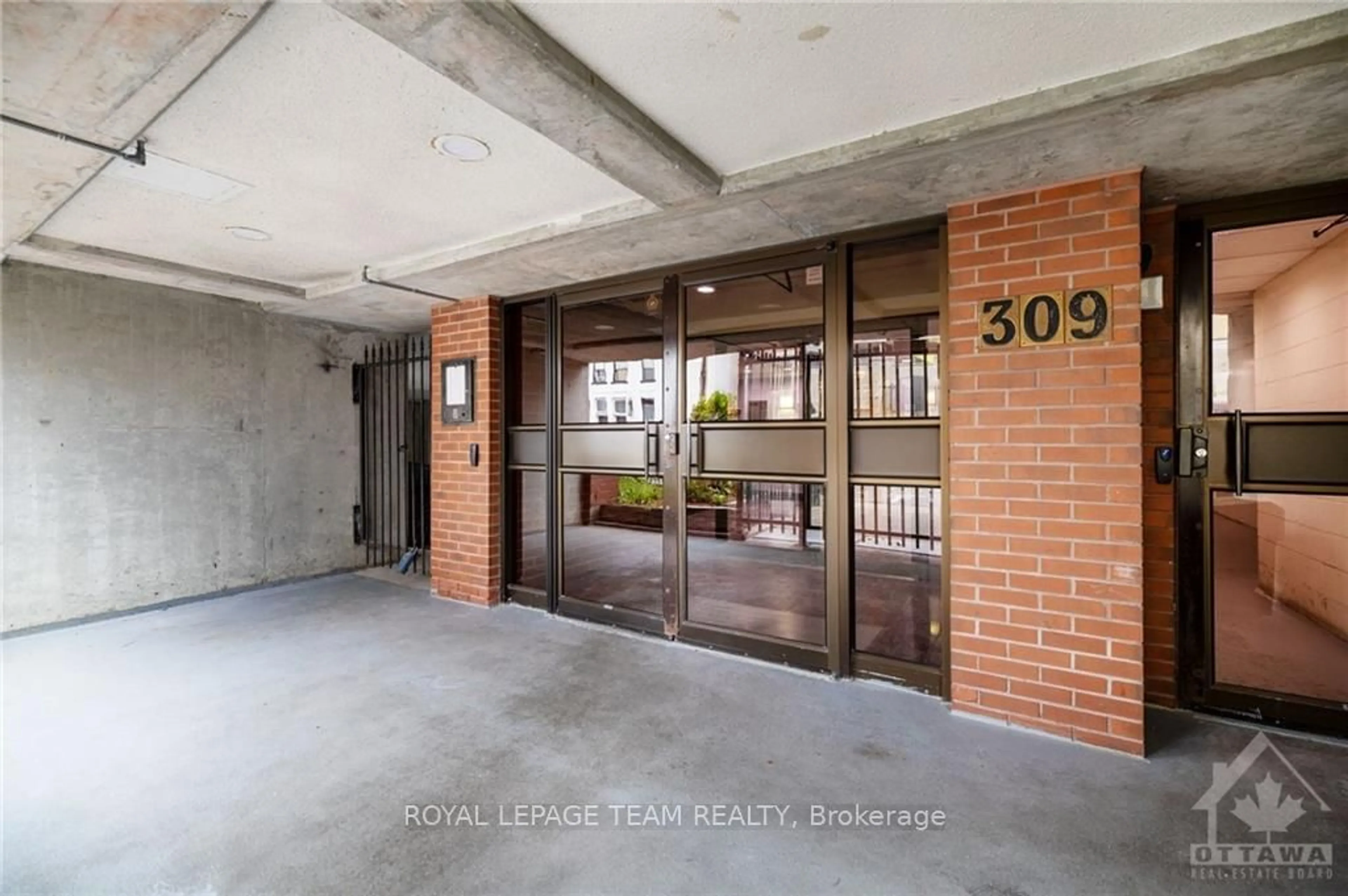 Indoor foyer, cement floor for 309 CUMBERLAND St #604, Lower Town - Sandy Hill Ontario K1N 7J1