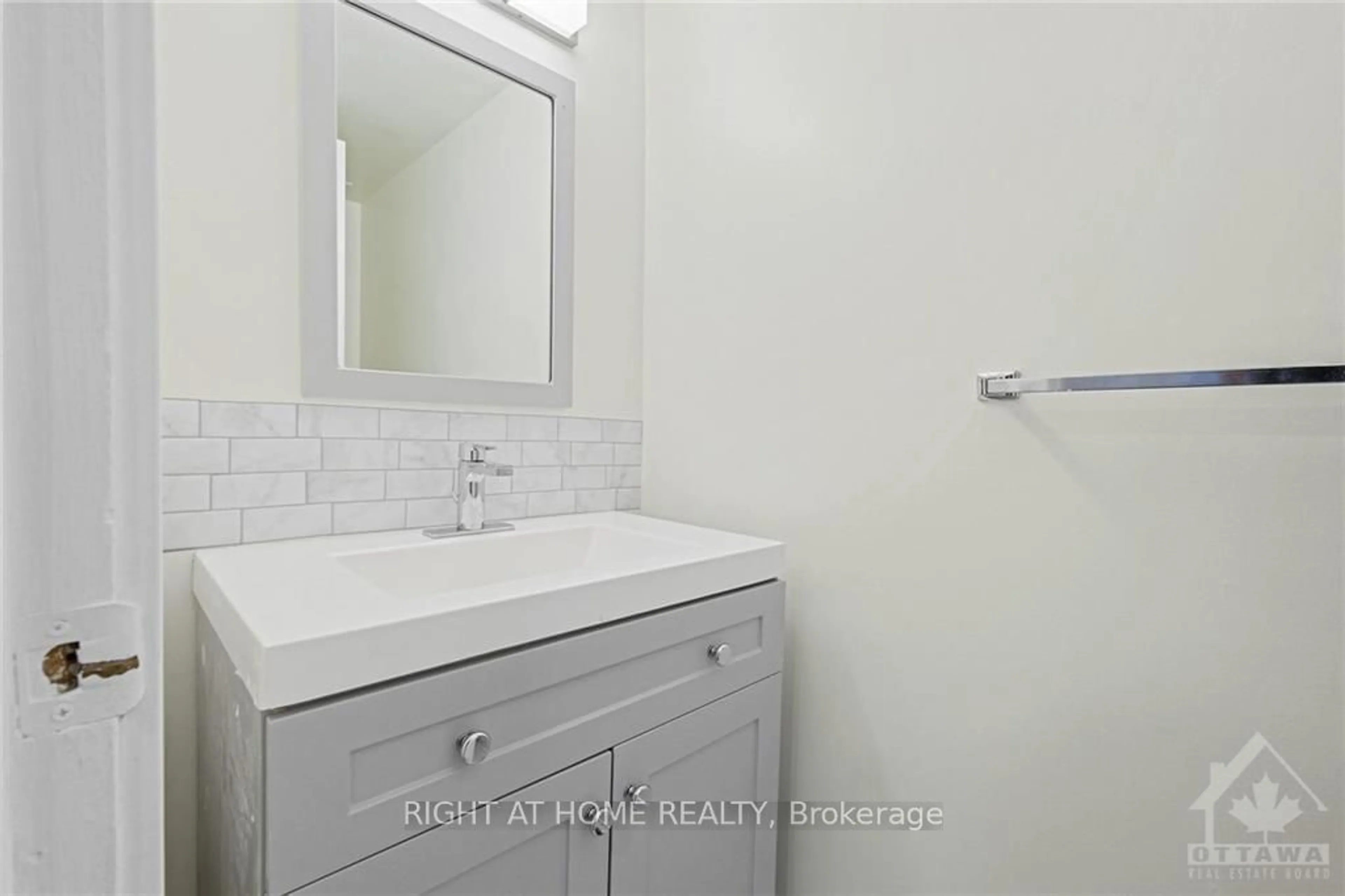 Standard bathroom, not visible floor for 2833 SPRINGLAND Dr, Billings Bridge - Riverside Park and Area Ontario K1V 9S7