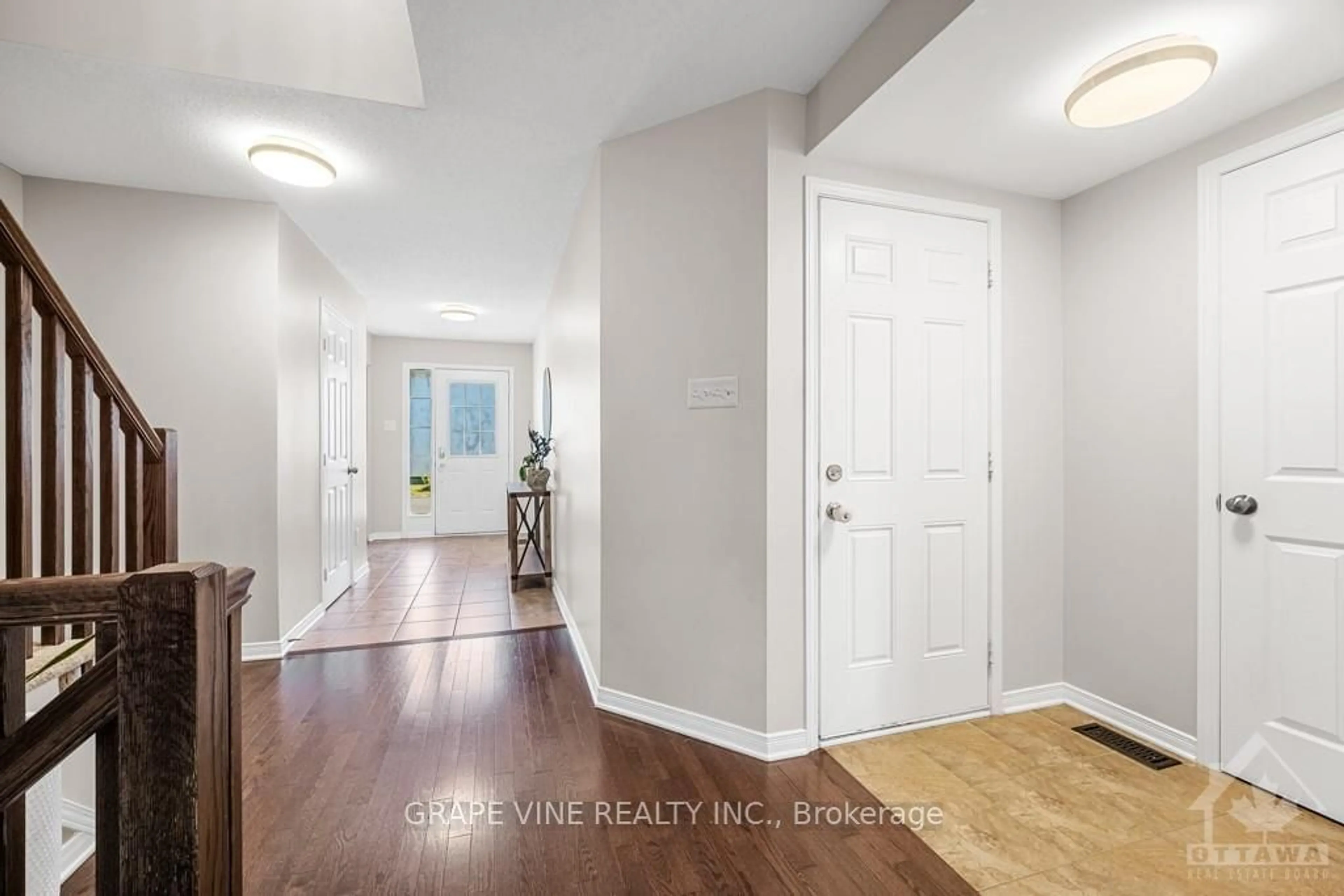 Indoor entryway, wood floors for 205 KINGSWELL St, Leitrim Ontario K1T 0L1