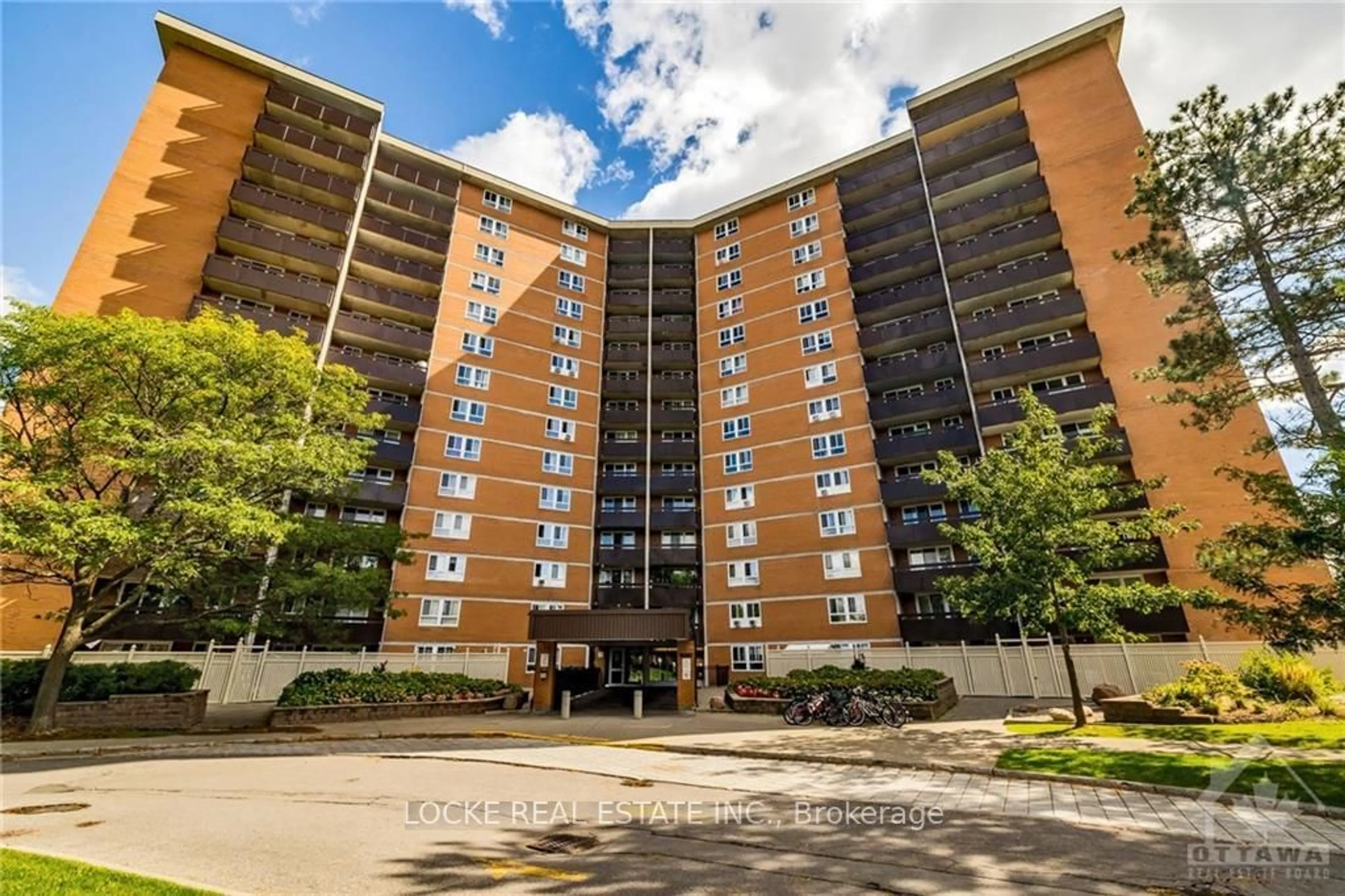 A pic from exterior of the house or condo, the front or back of building for 2020 JASMINE Cres #918, Beacon Hill North - South and Area Ontario K1J 8K5