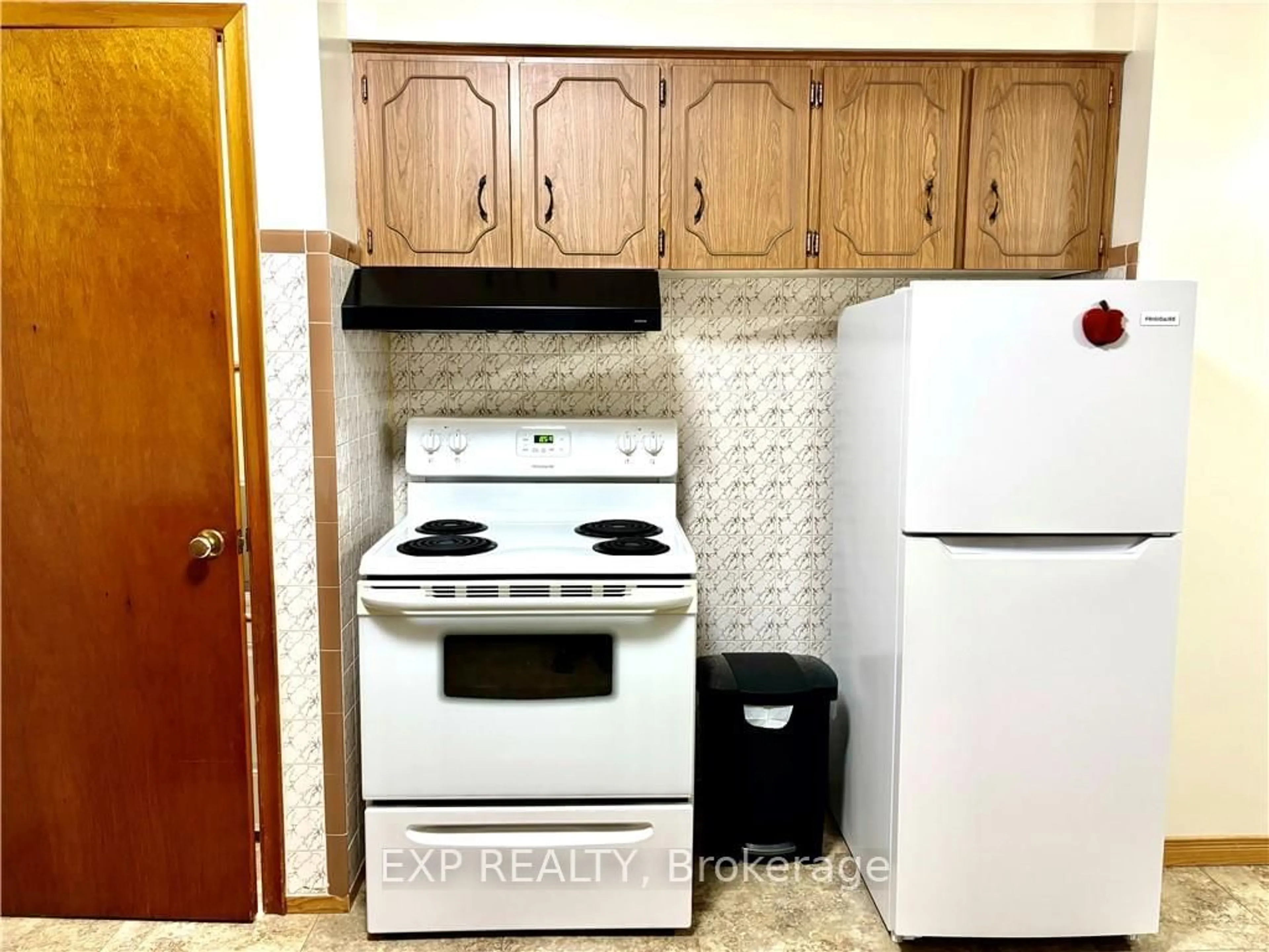 Standard kitchen, unknown floor, cottage for 46 WILNO St, Madawaska Valley Ontario K0J 1B0