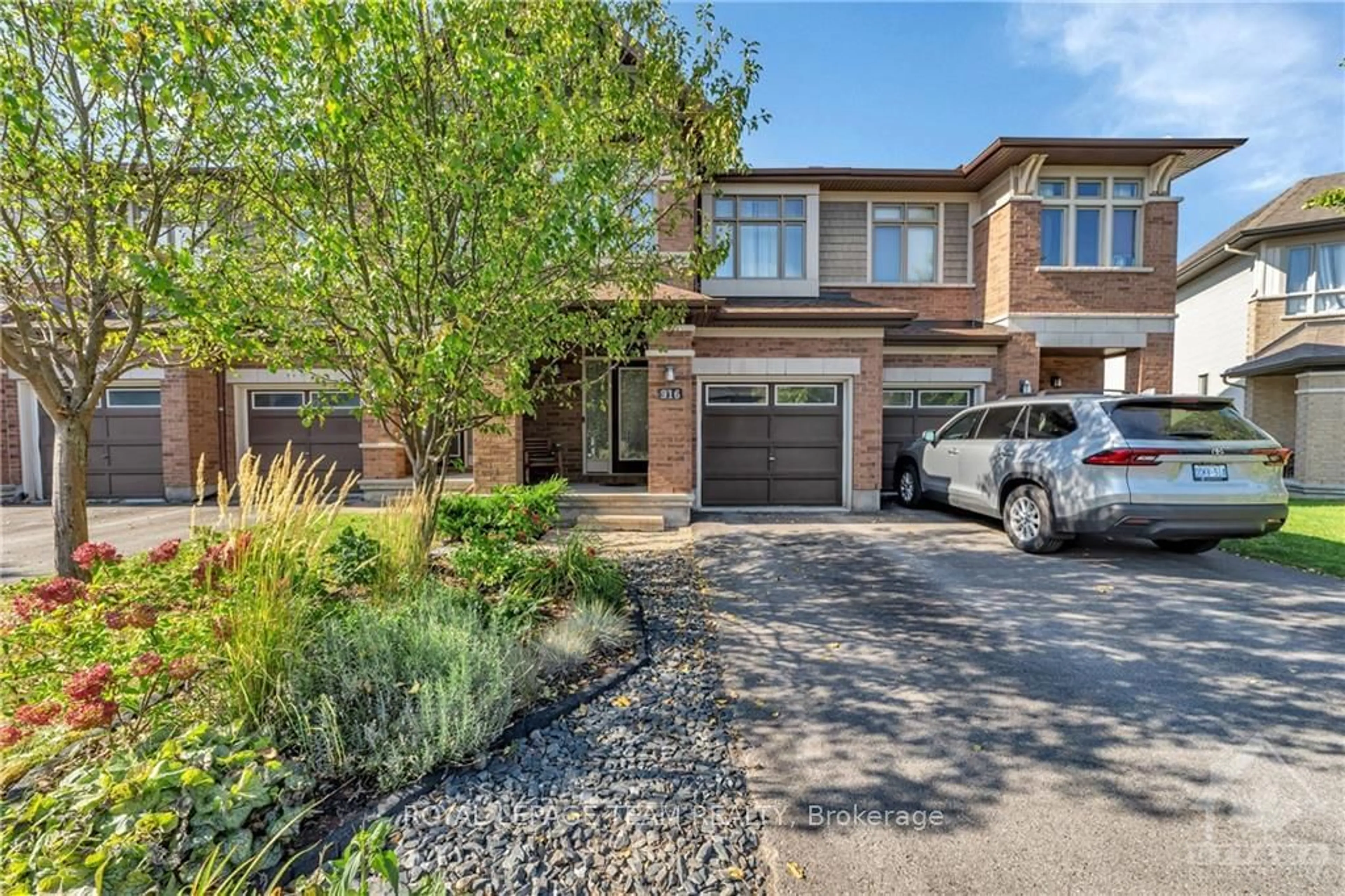 Home with brick exterior material for 916 FLETCHER Circ, Kanata Ontario K2T 0B7