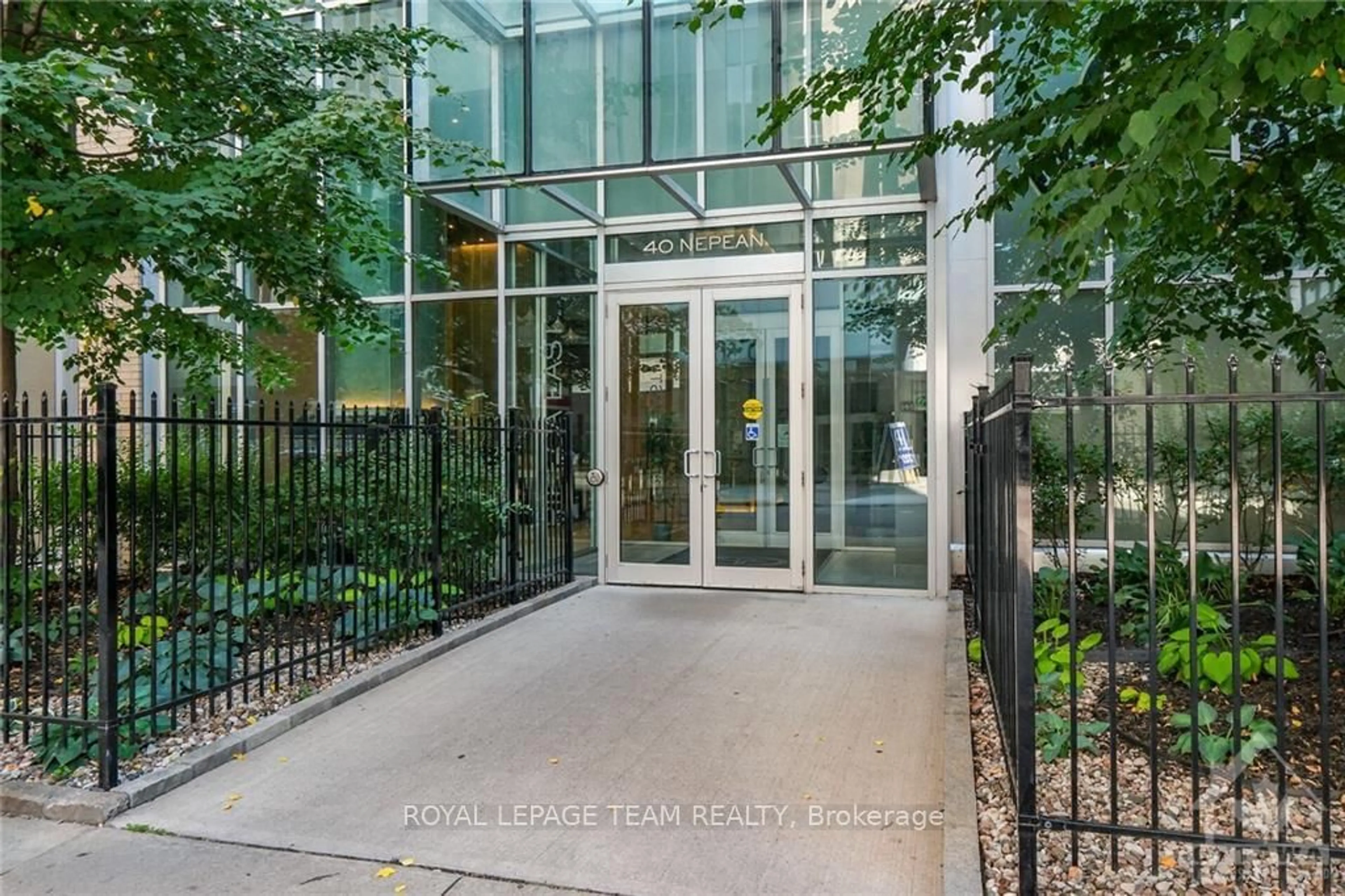 Indoor foyer, cement floor for 40 NEPEAN St #601, Ottawa Centre Ontario K2P 0X5