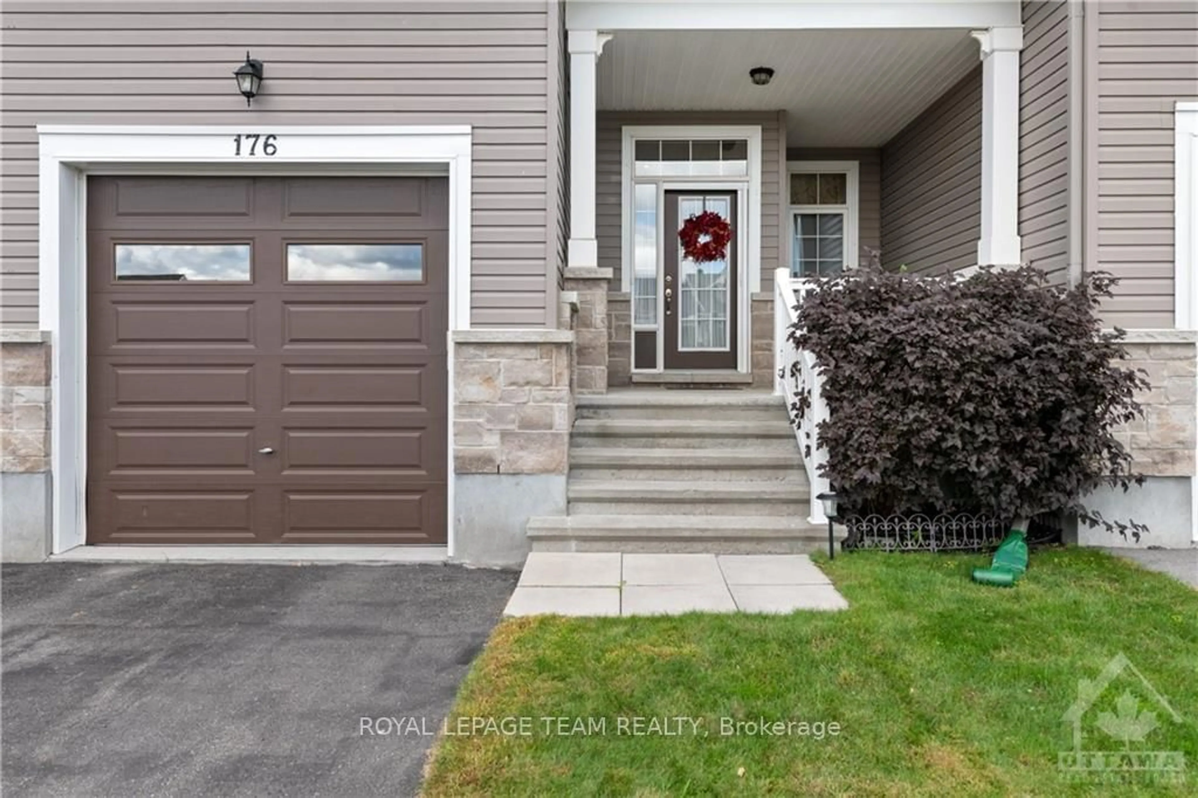 Indoor entryway, cement floor for 176 OXFORD St, North Grenville Ontario K0G 1J0