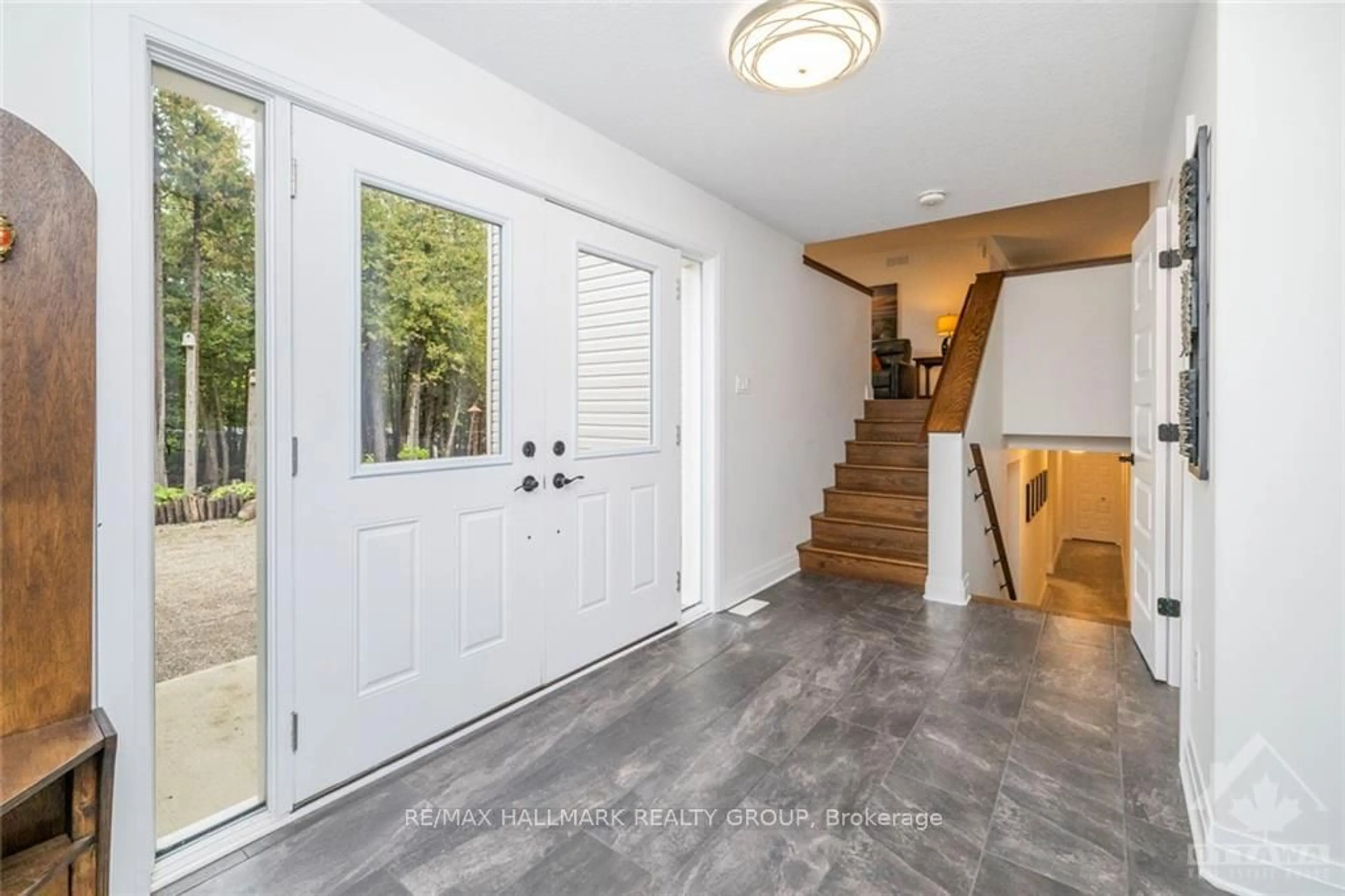 Indoor entryway, wood floors for 4035 ROGER STEVENS Dr, Stittsville - Munster - Richmond Ontario K7A 4S6