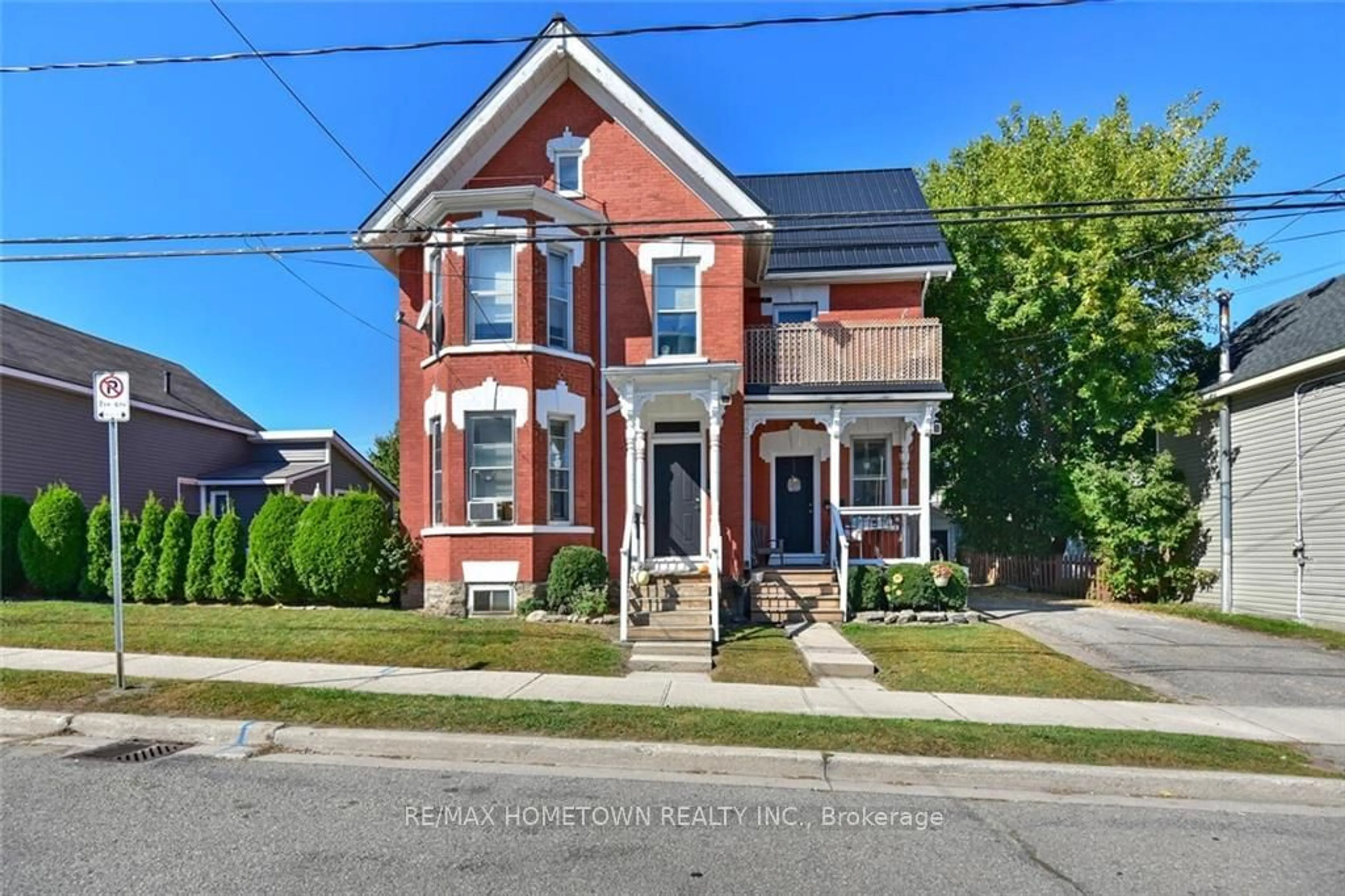 Home with brick exterior material for 18 HAVELOCK St, Brockville Ontario K6V 4L9