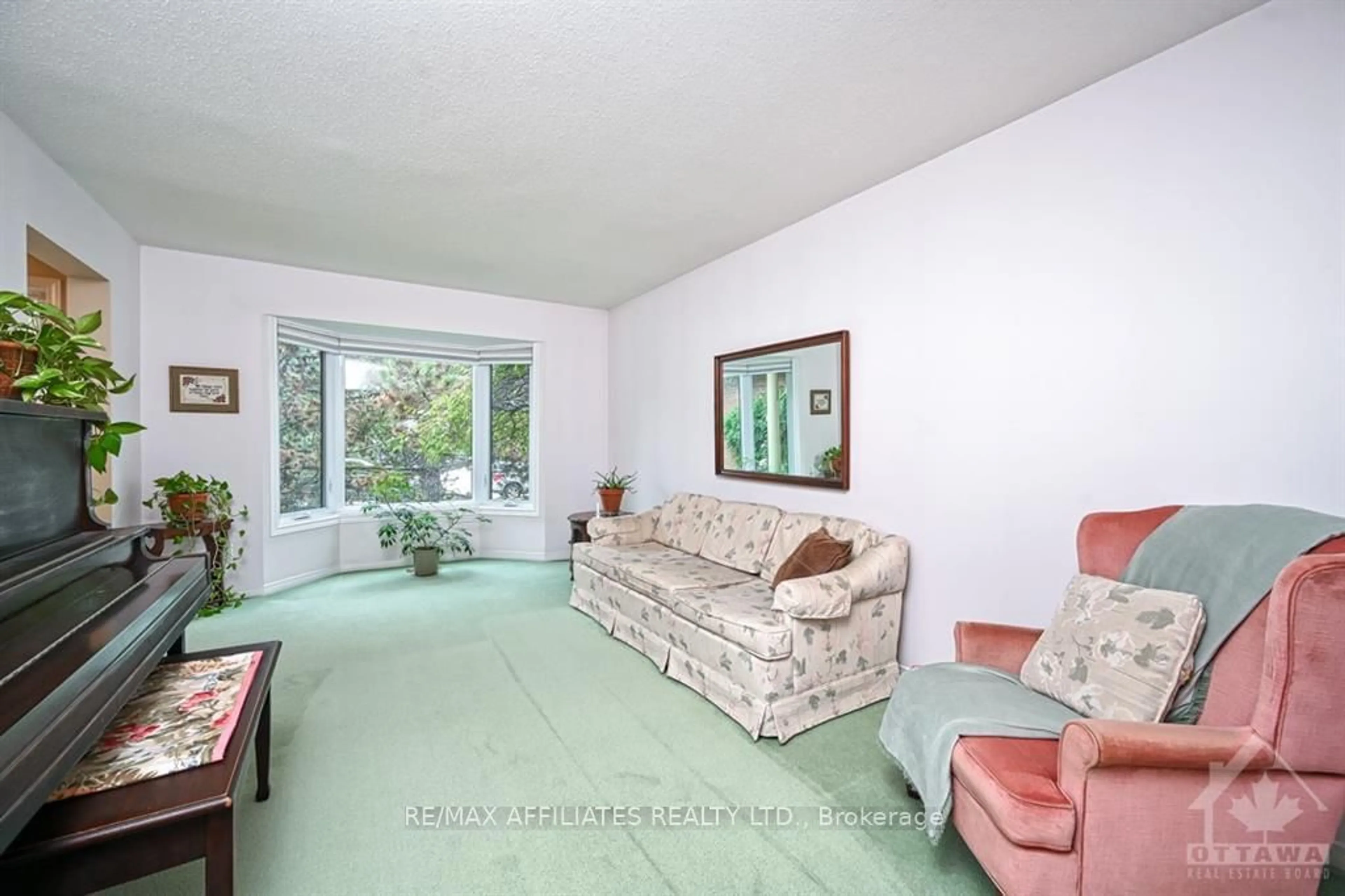 Living room, carpet floors for 763 MONTCREST Dr, Orleans - Cumberland and Area Ontario K4A 2N1