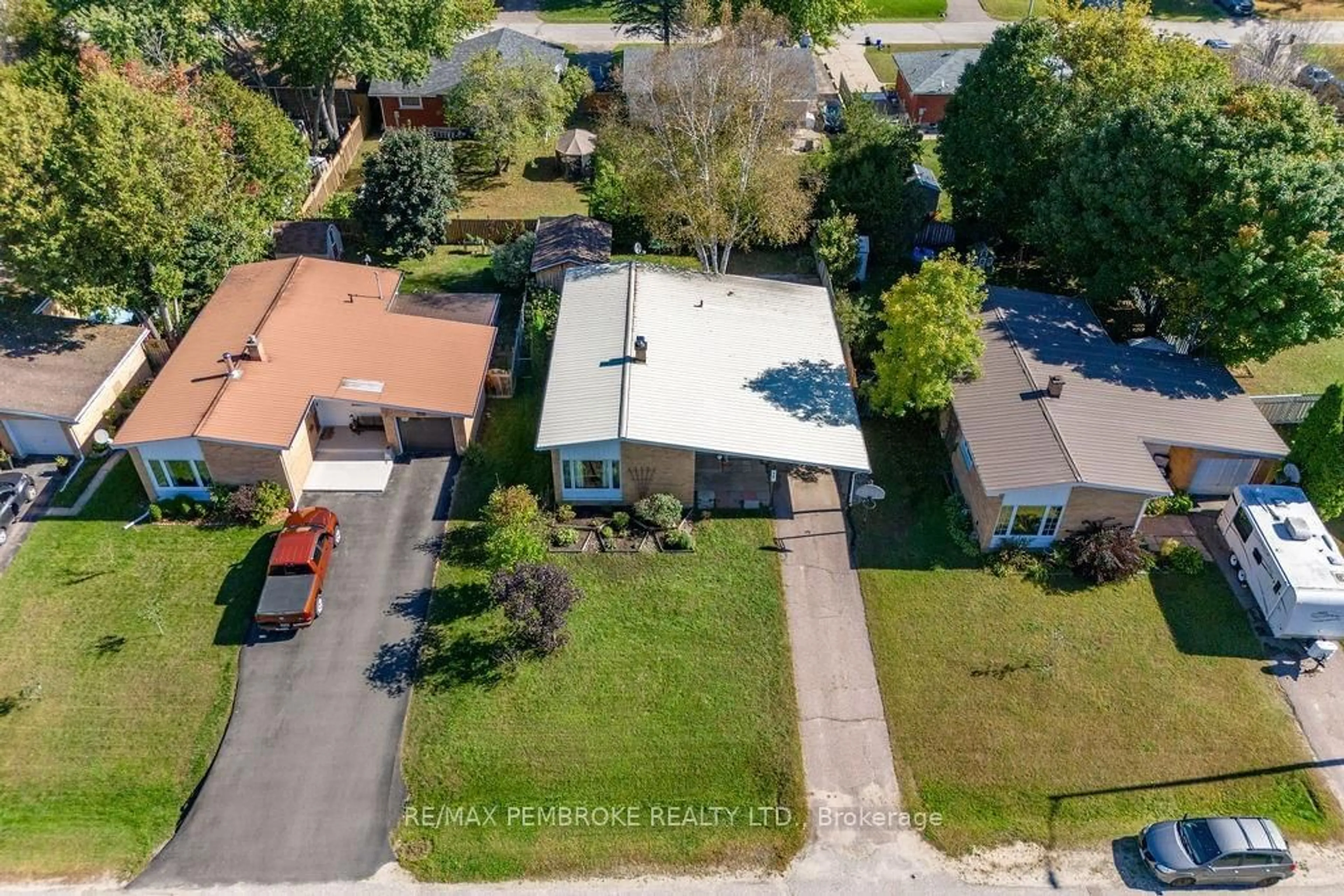 Frontside or backside of a home, the street view for 58 FRONTENAC Cres, Deep River Ontario K0J 1P0