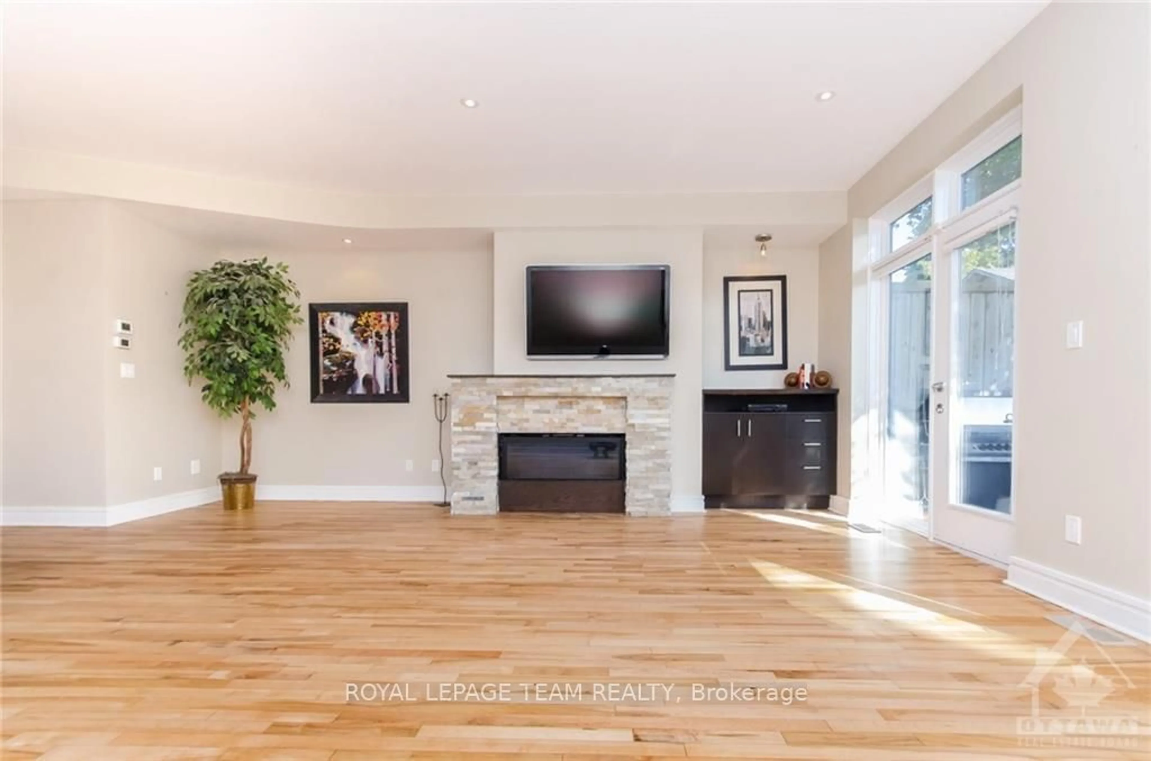 Living room, wood floors for 113 CLARENDON Ave, Tunneys Pasture and Ottawa West Ontario K1Y 0R1