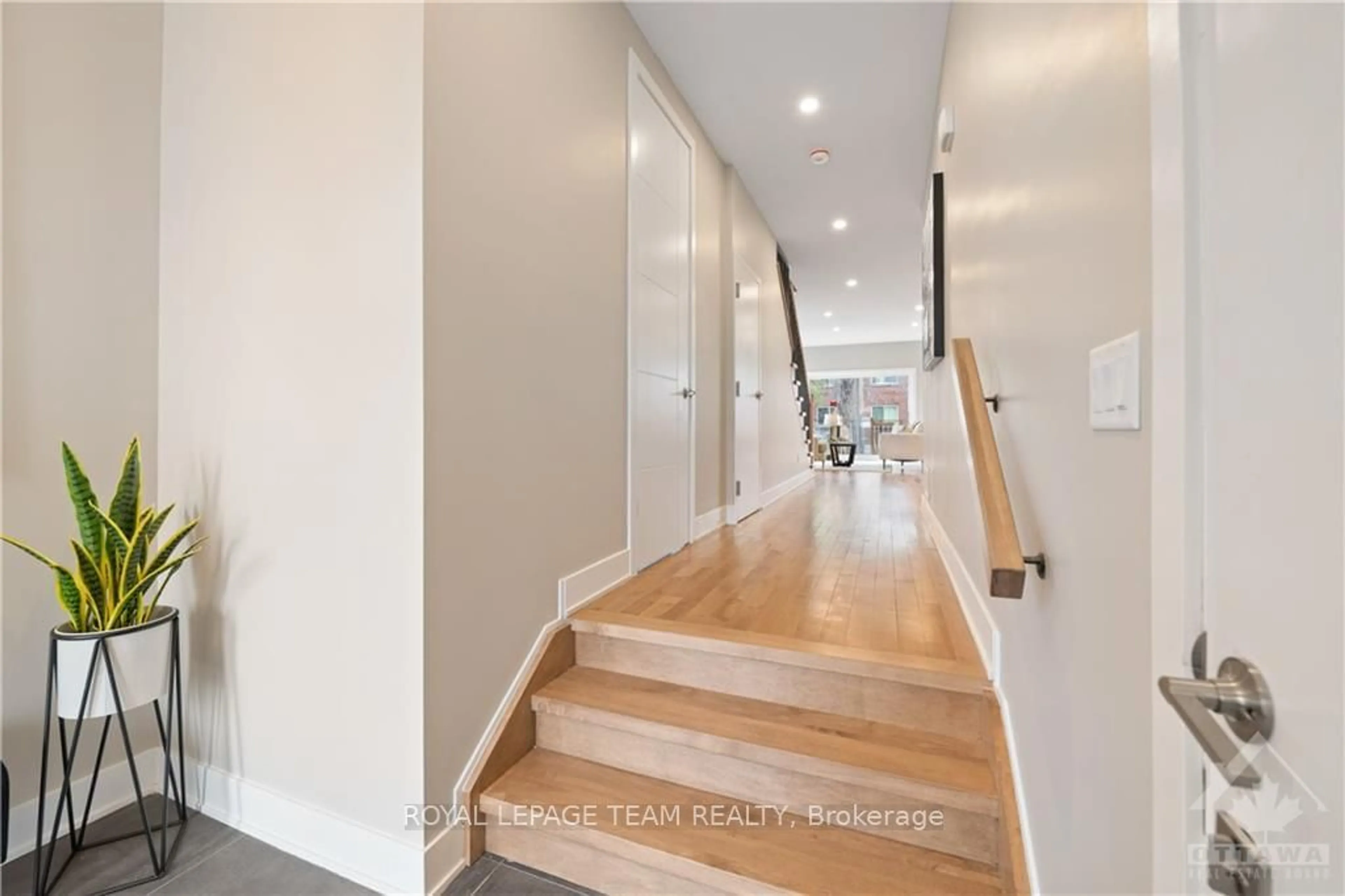 Indoor foyer, wood floors for 162 PRINCE ALBERT St, Overbook - Castleheights and Area Ontario K1K 2A1