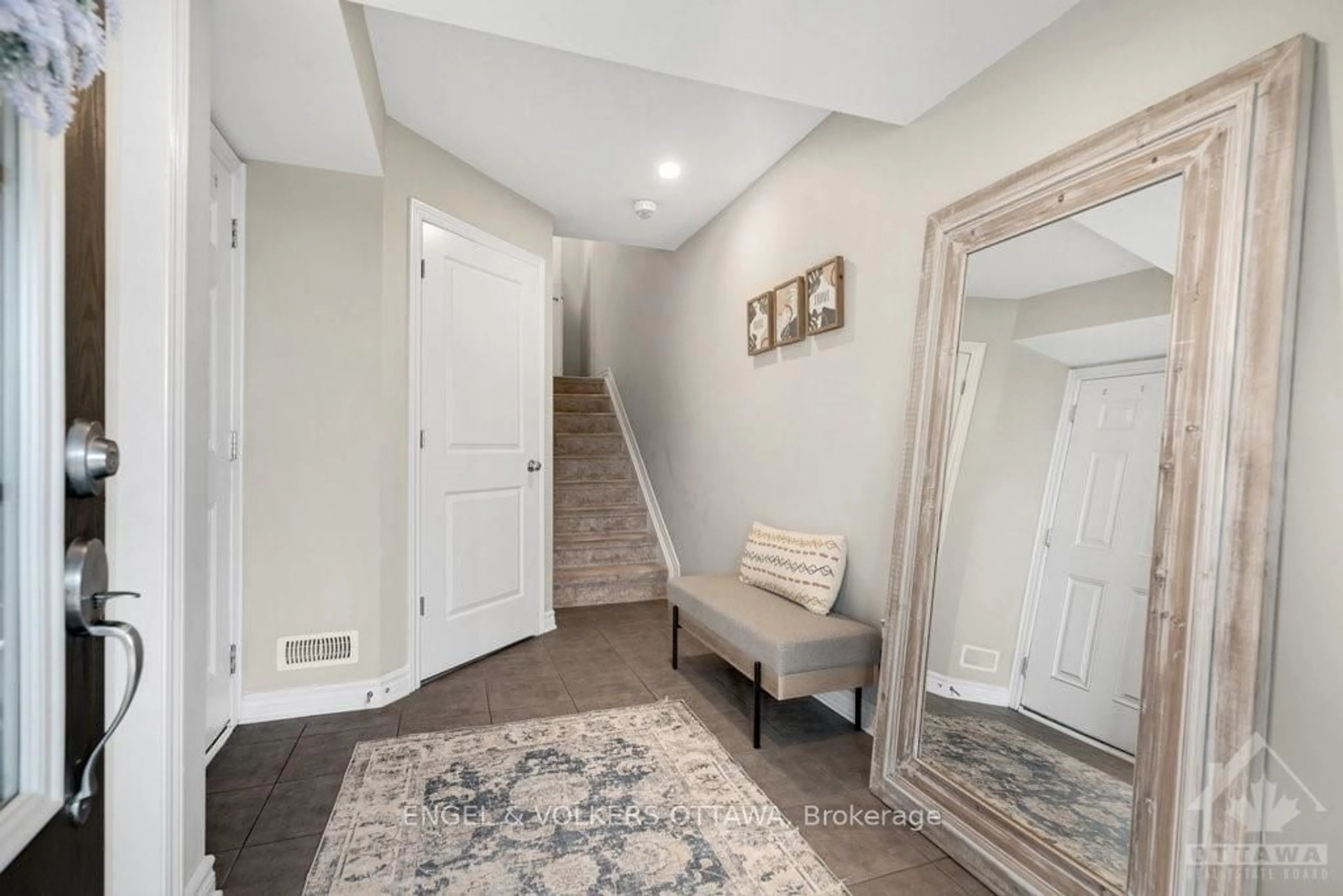 Indoor entryway, wood floors for 647 TRIGORIA Cres, Orleans - Cumberland and Area Ontario K4A 1B1