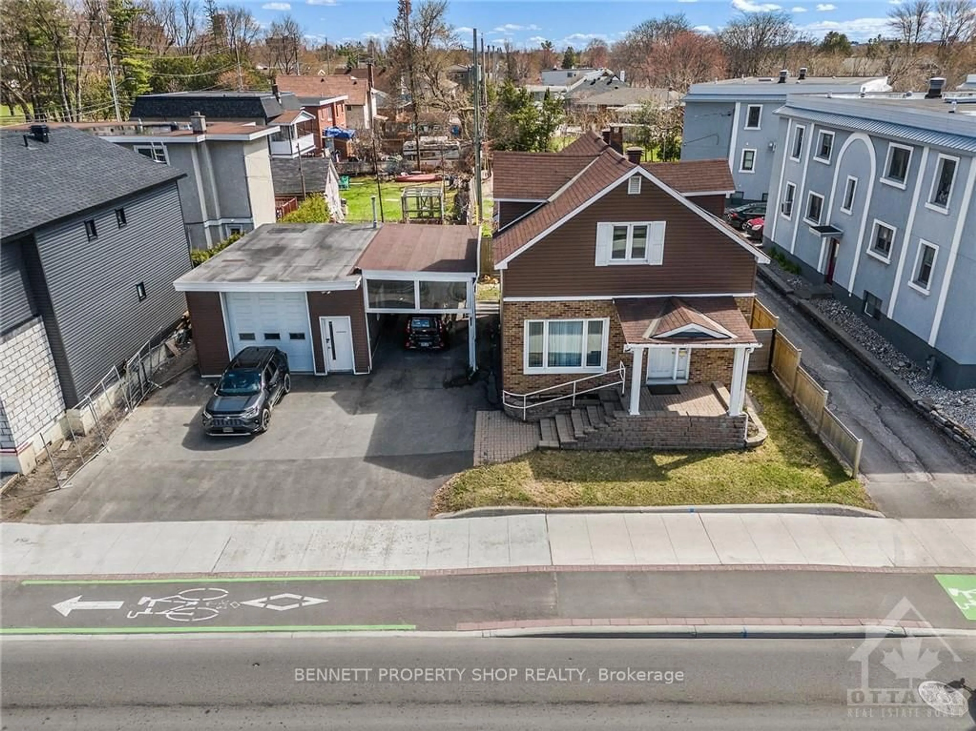 Frontside or backside of a home, the street view for 412 MONTREAL Rd, Vanier and Kingsview Park Ontario K1K 0V4