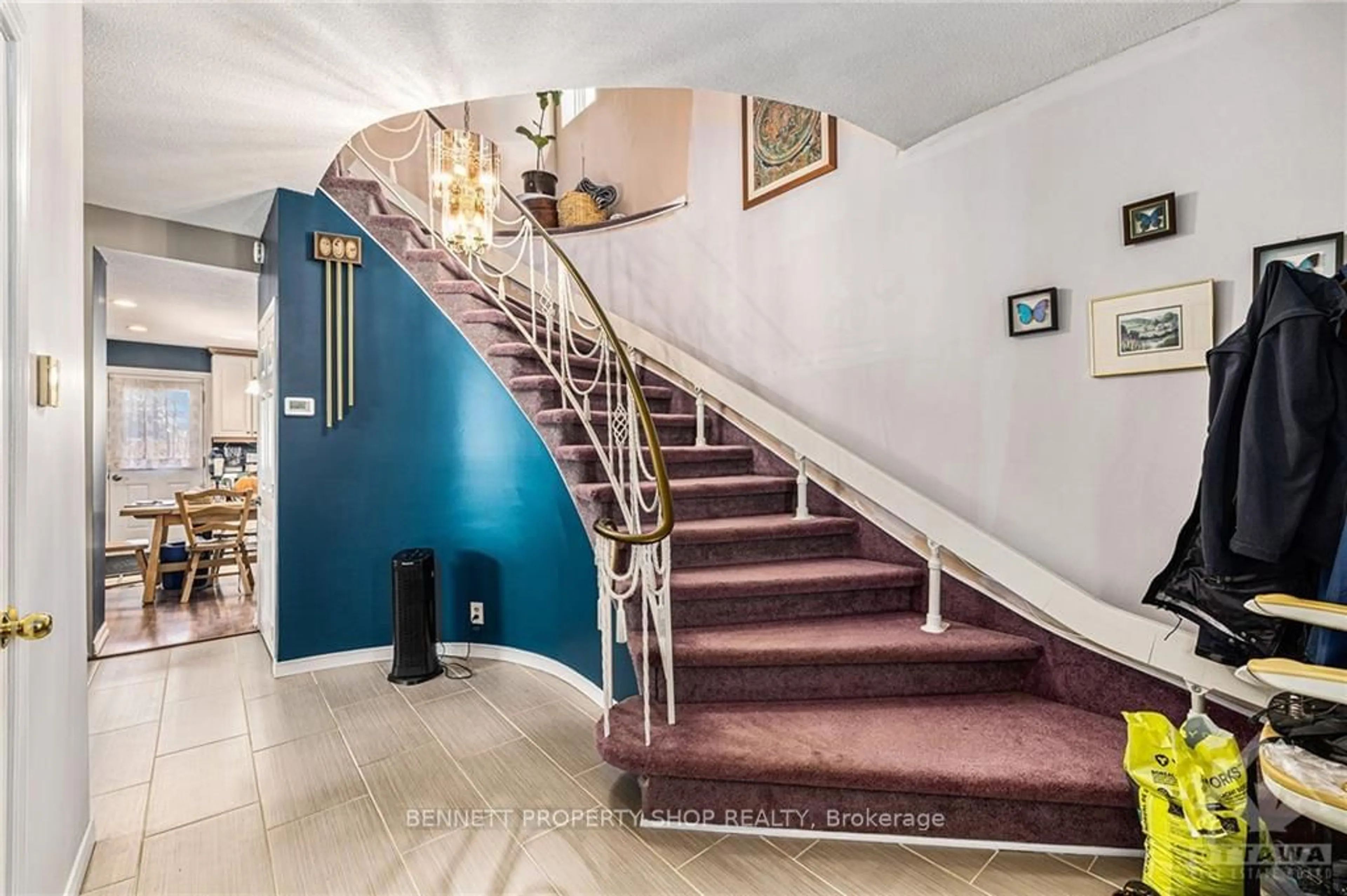 Indoor foyer, carpet floors for 412 MONTREAL Rd, Vanier and Kingsview Park Ontario K1K 0V4