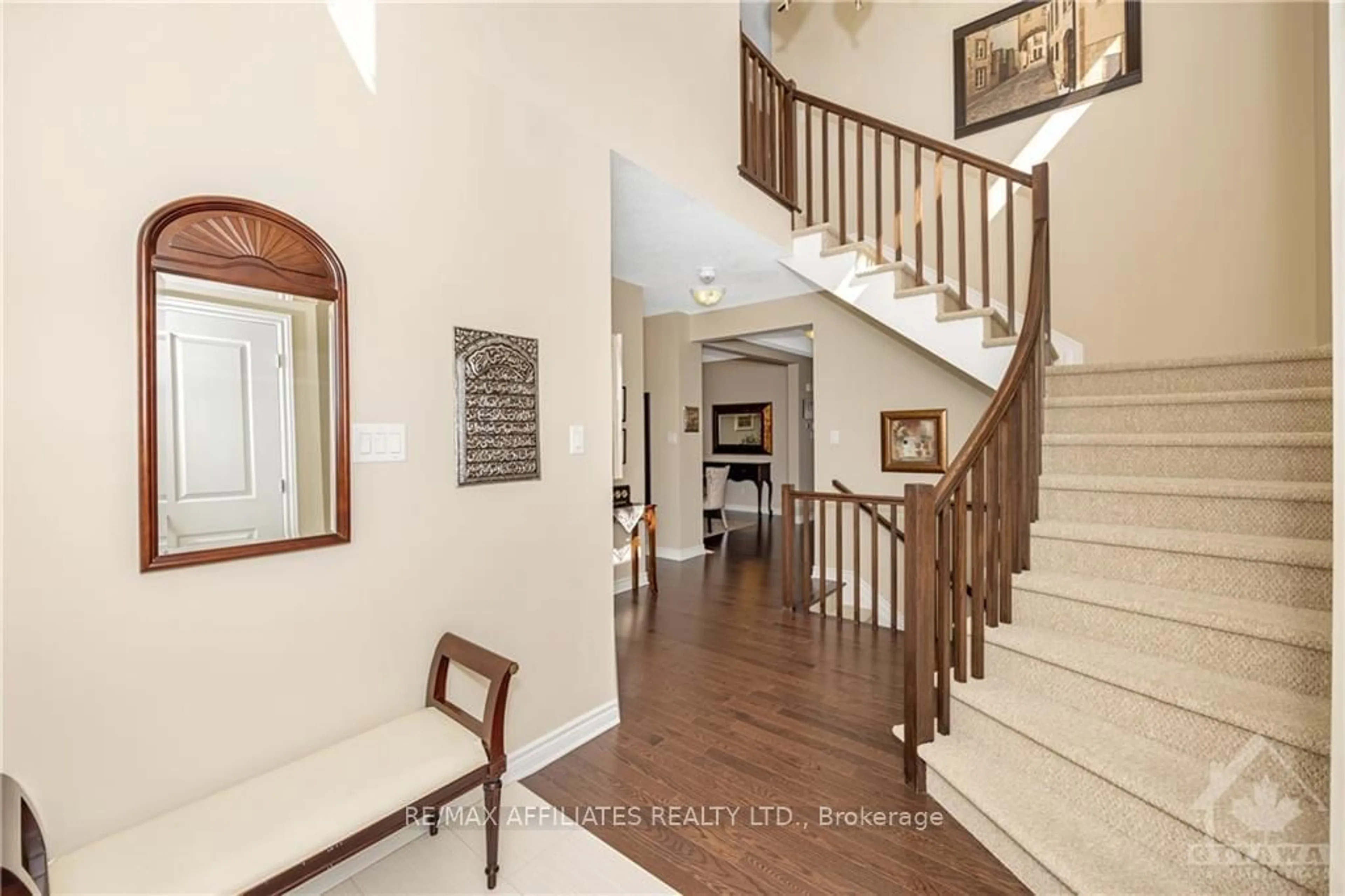 Indoor foyer, wood floors for 591 ROUNCEY Rd, Kanata Ontario K2V 0C4