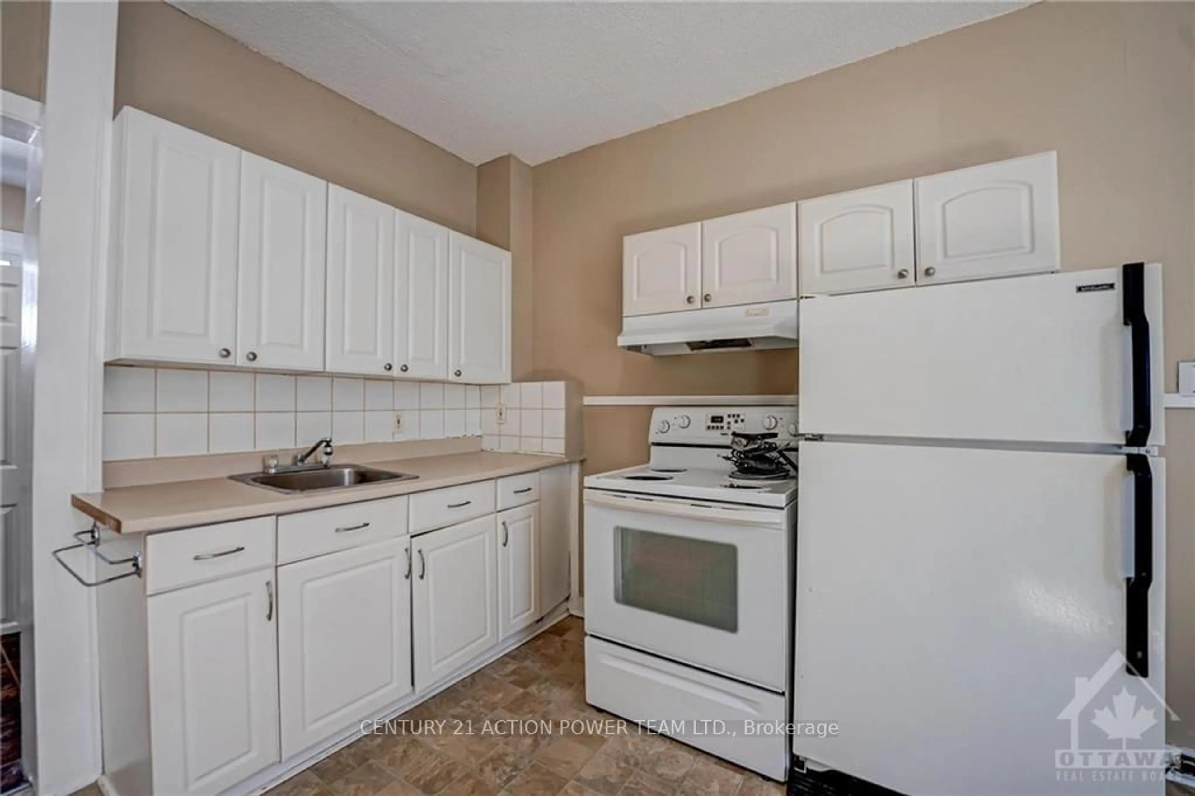 Standard kitchen, unknown floor, cottage for 302 JOFFRE BELANGER Way, Vanier and Kingsview Park Ontario K1L 5K6