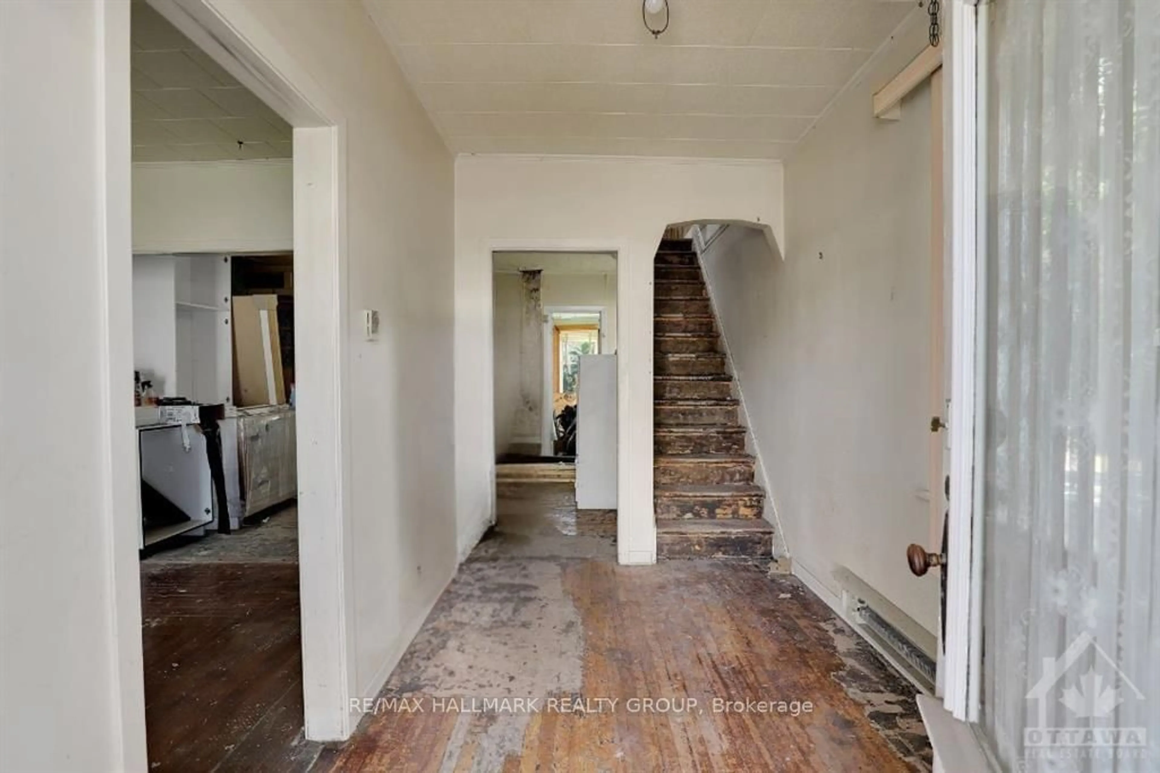 Indoor foyer, cement floor for 211 ST-PHILIPPE St, Alfred and Plantagenet Ontario K0B 1A0