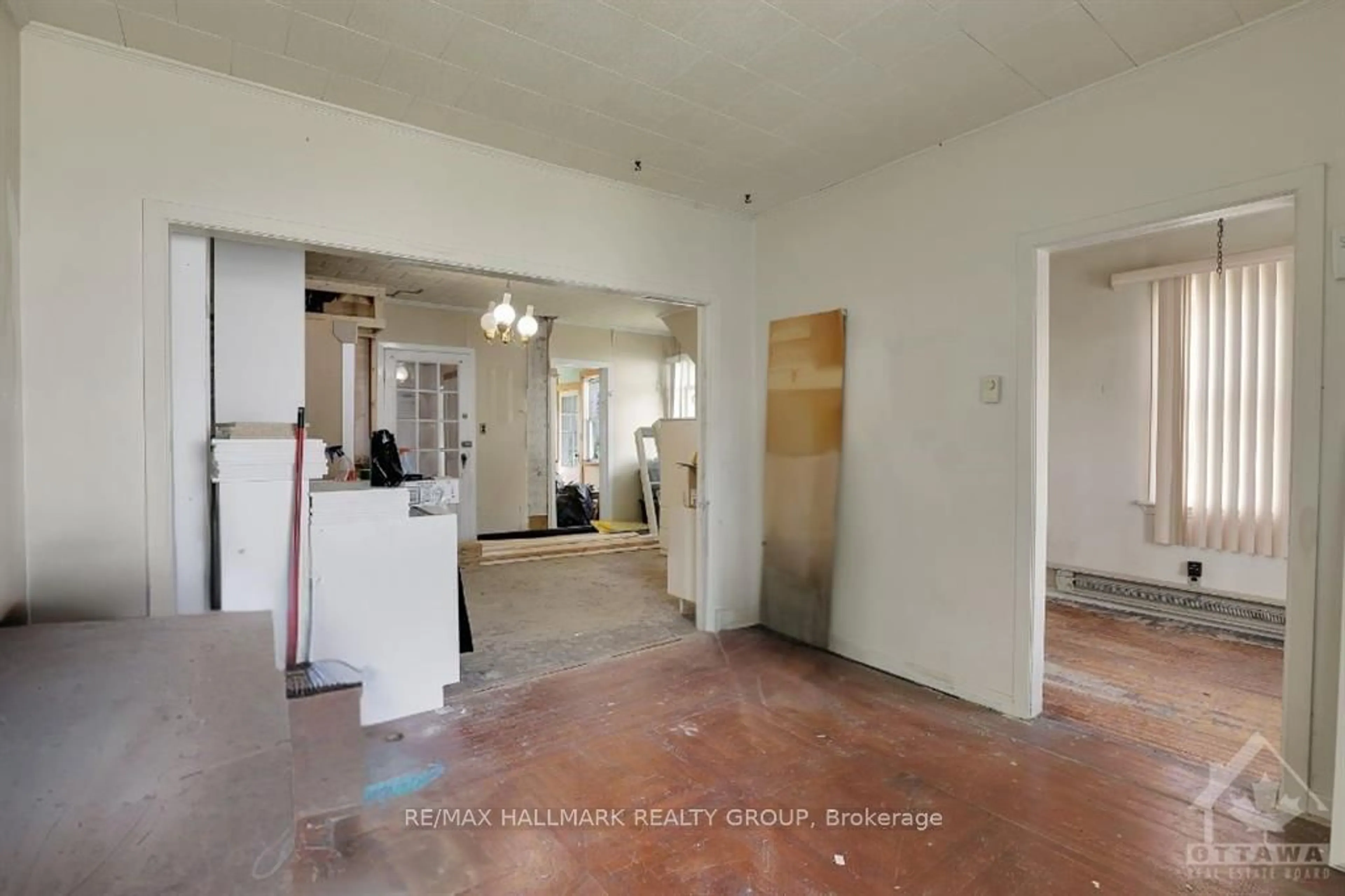 Indoor foyer, cement floor for 211 ST-PHILIPPE St, Alfred and Plantagenet Ontario K0B 1A0