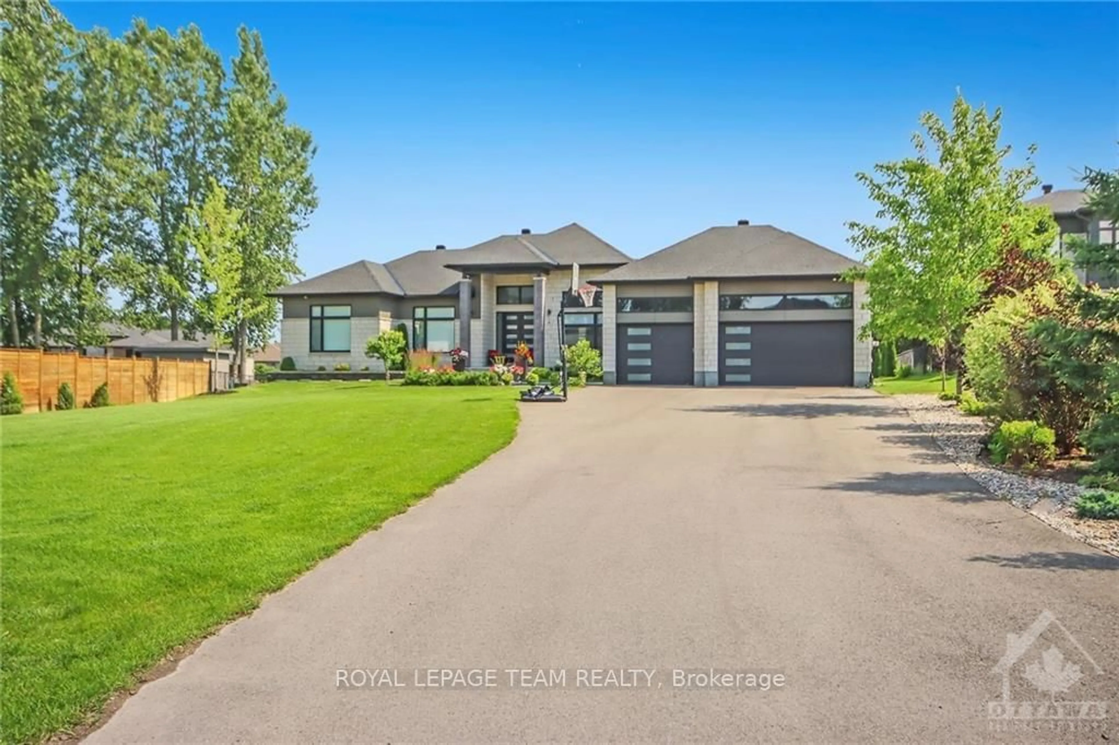 Frontside or backside of a home, cottage for 525 LEIMERK Crt, Manotick - Kars - Rideau Twp and Area Ontario K4M 0B2