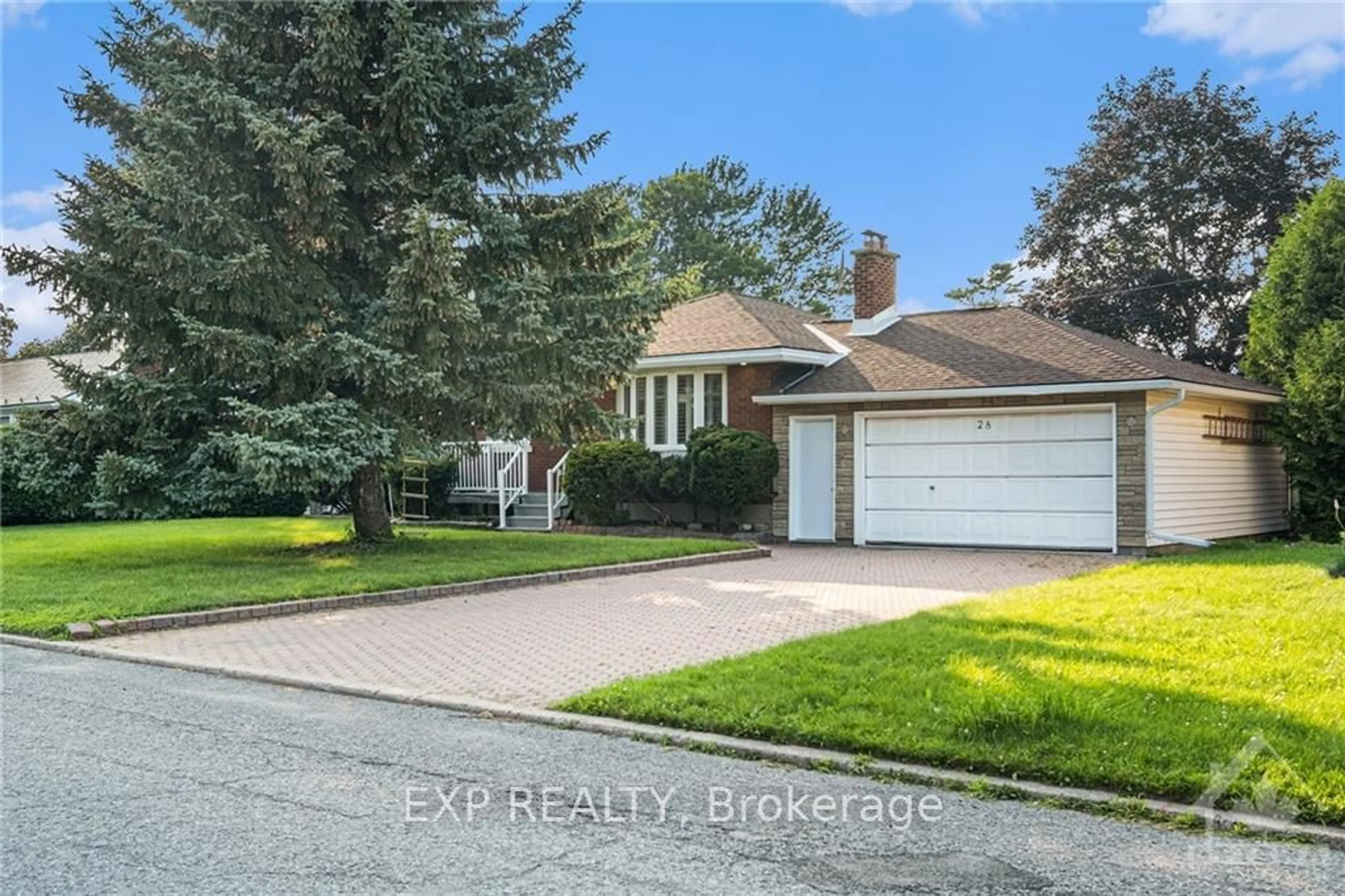 Frontside or backside of a home, the street view for 28 ROUNDHAY Dr, South of Baseline to Knoxdale Ontario K2G 1B5