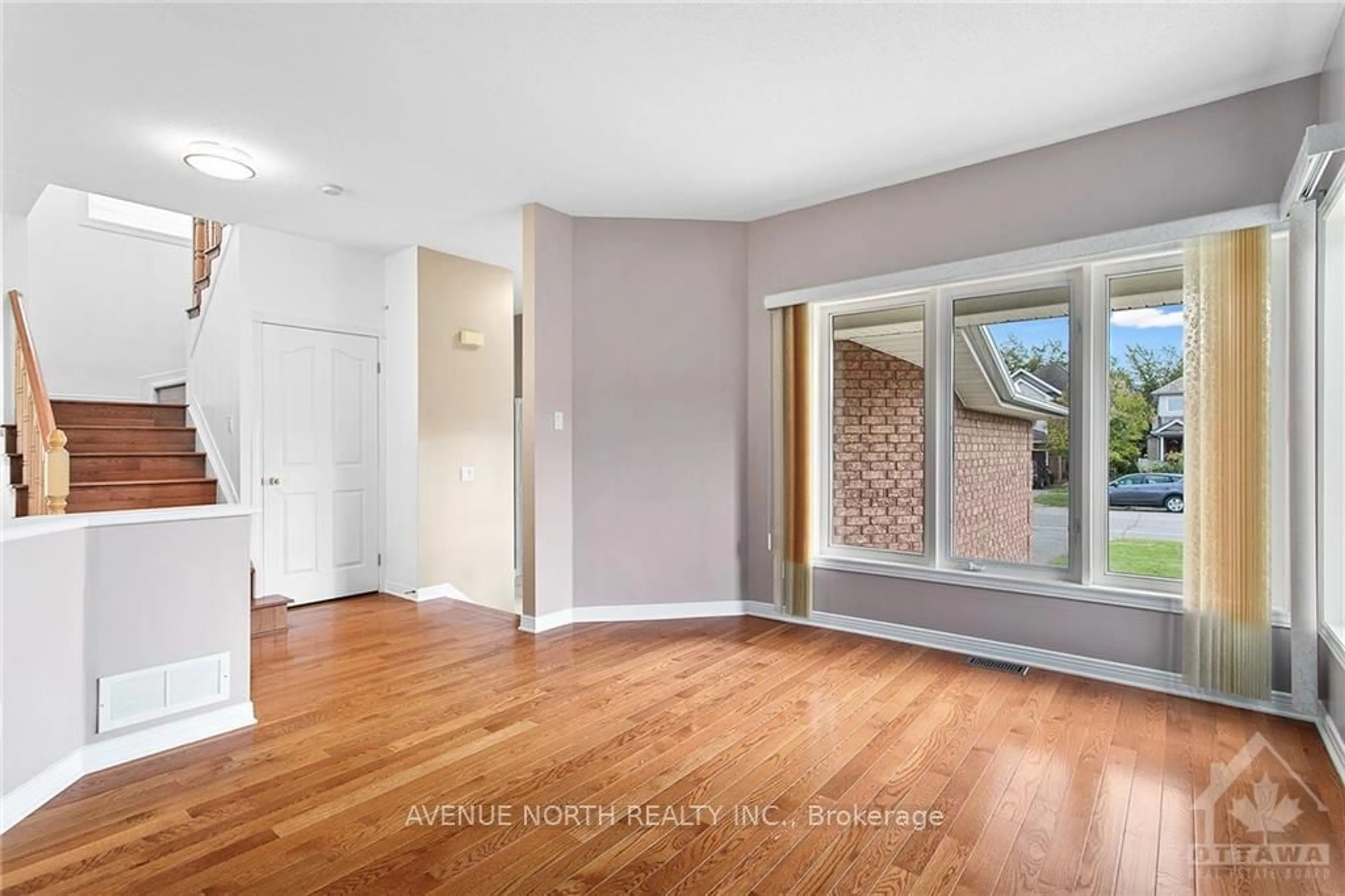 Indoor entryway, wood floors for 37 STONEMEADOW Dr, Kanata Ontario K2M 2J8