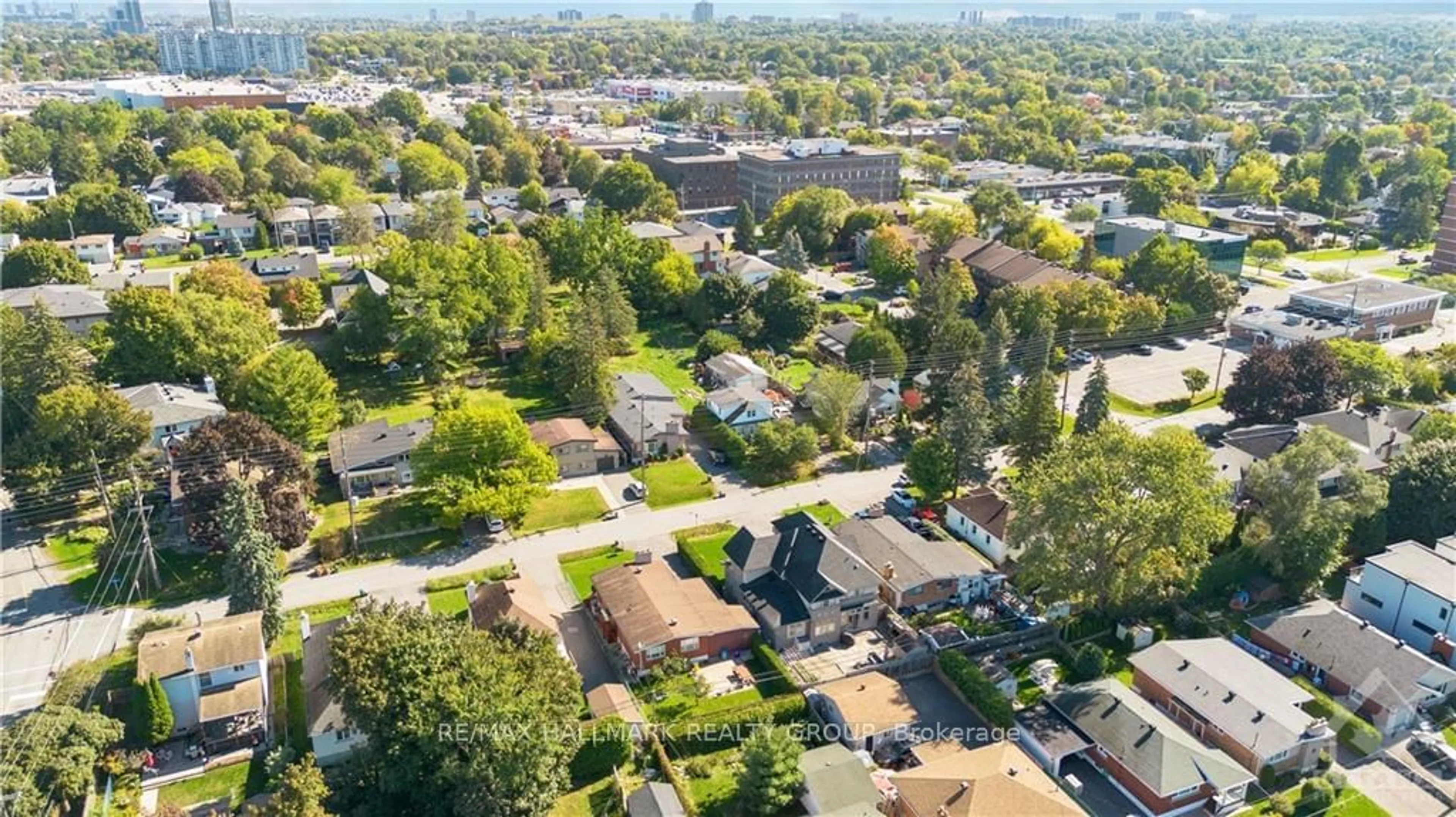 Frontside or backside of a home, the street view for 475 RICHARDSON Ave, Woodroffe Ontario K2B 5G9