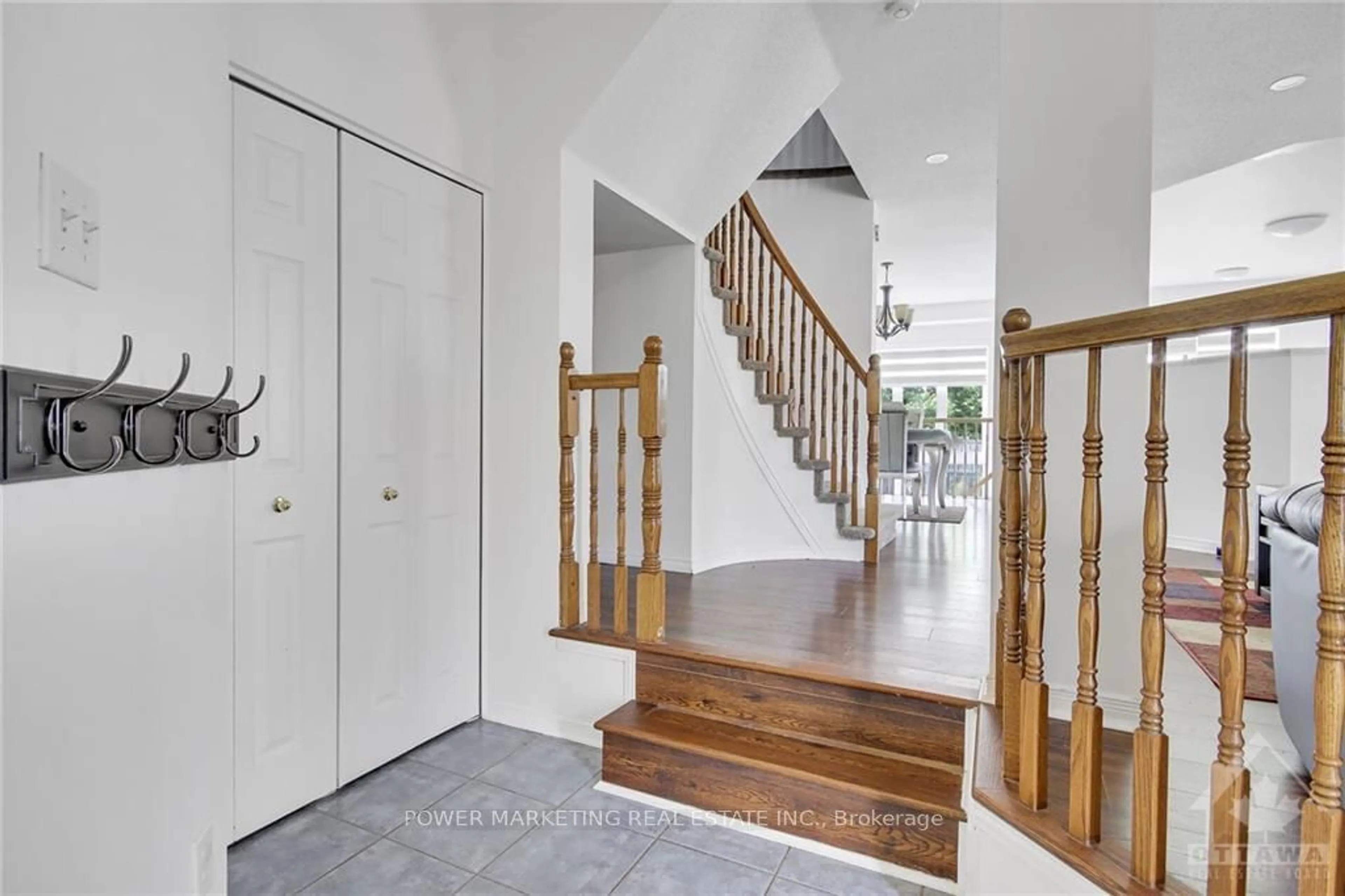 Indoor foyer, wood floors for 1085 BALLANTYNE Dr, Orleans - Cumberland and Area Ontario K4A 4C7