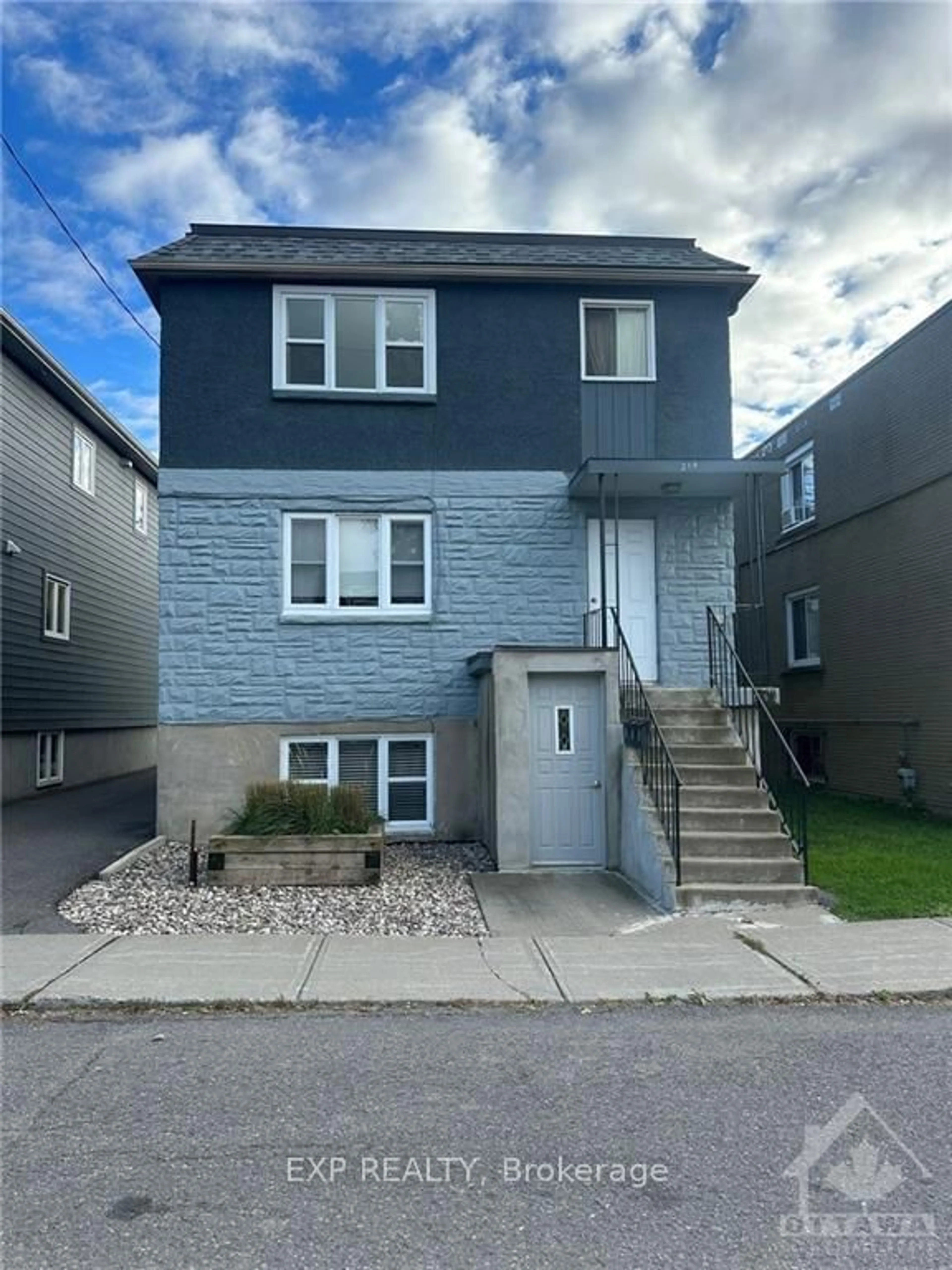 A pic from exterior of the house or condo, the front or back of building for 214 CARILLON St, Vanier and Kingsview Park Ontario K1L 5X8